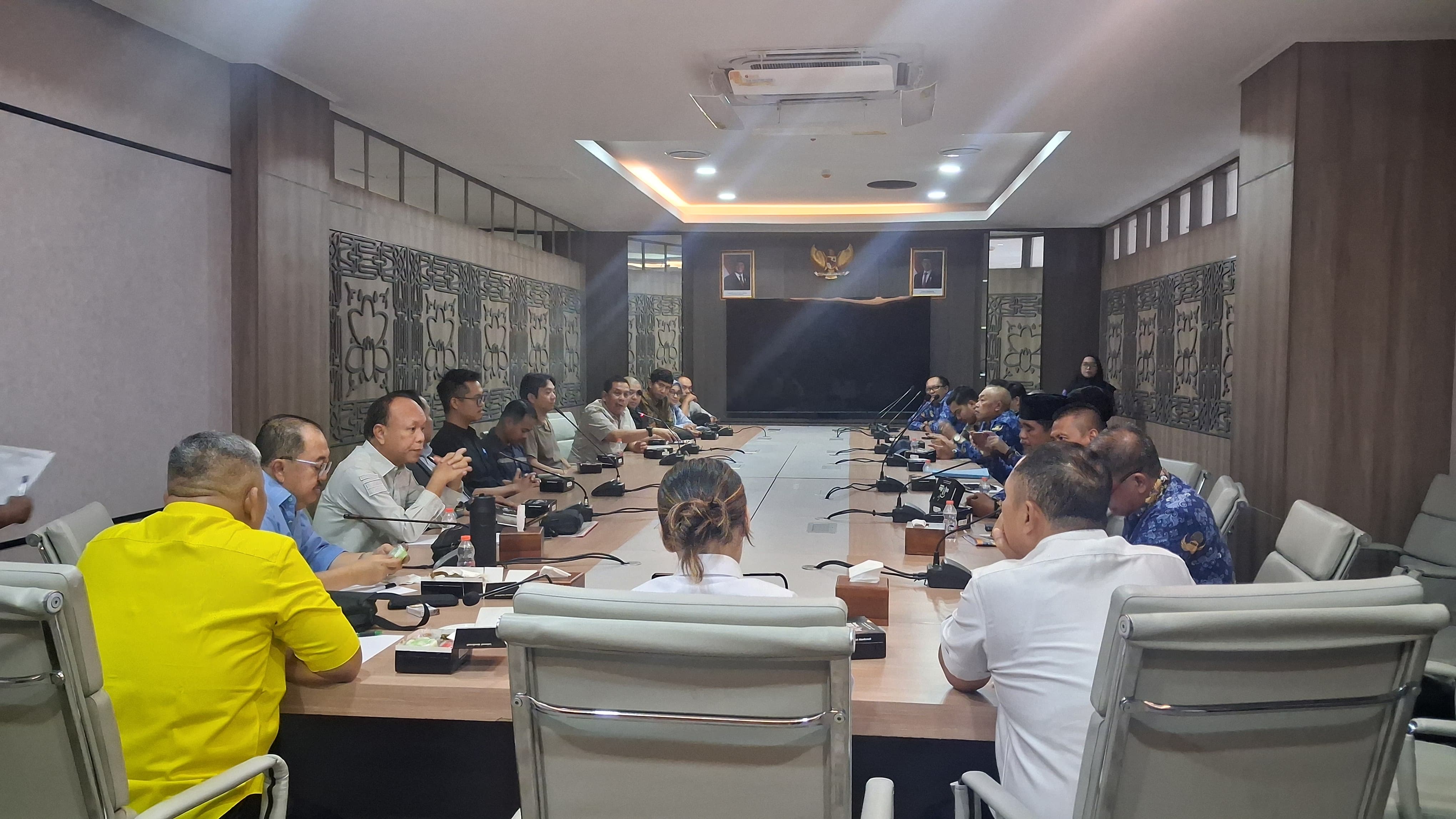 RAPAT - Komisi I DPRD Kota Tamgsel panggil beberapa pihak untuk mendalami soal perizinan pool taksi Green SM.