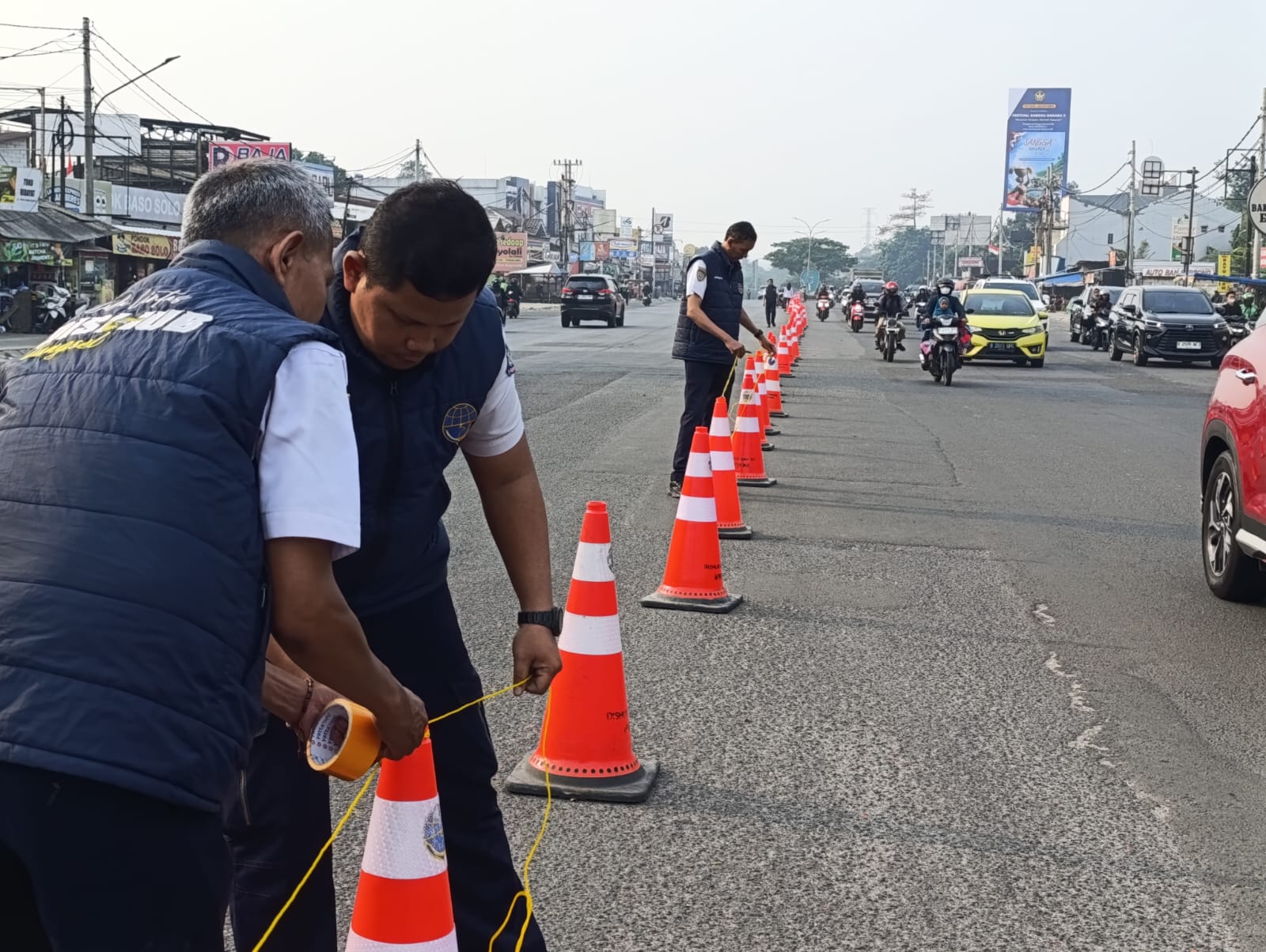 U-TURN. Hari pertama uji coba penerapan u-turn di Jalan Rawa Buntu, Serpong.