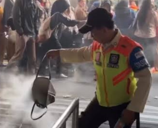 2 hp terbakar di dalam tas penyebab KRL berhenti di Stasiun Rawa Buntu. Foto : Ist
