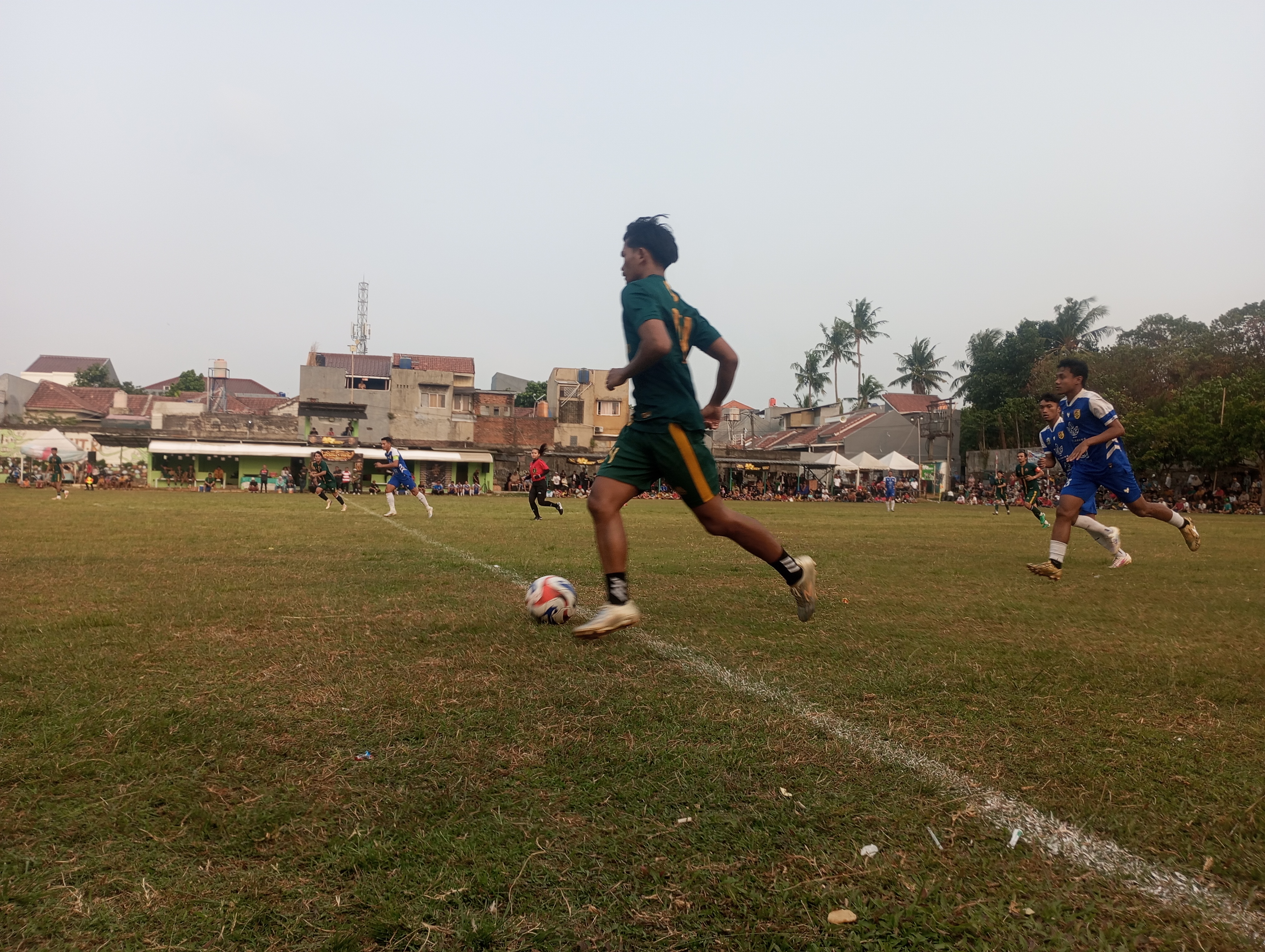 Pemain Garuda FC mencoba membangun serangan ke daerah pertahanan Justice Law Soccer FC pada laga Sabtu (26/09/2026) sore.(red/tangselpos.id).