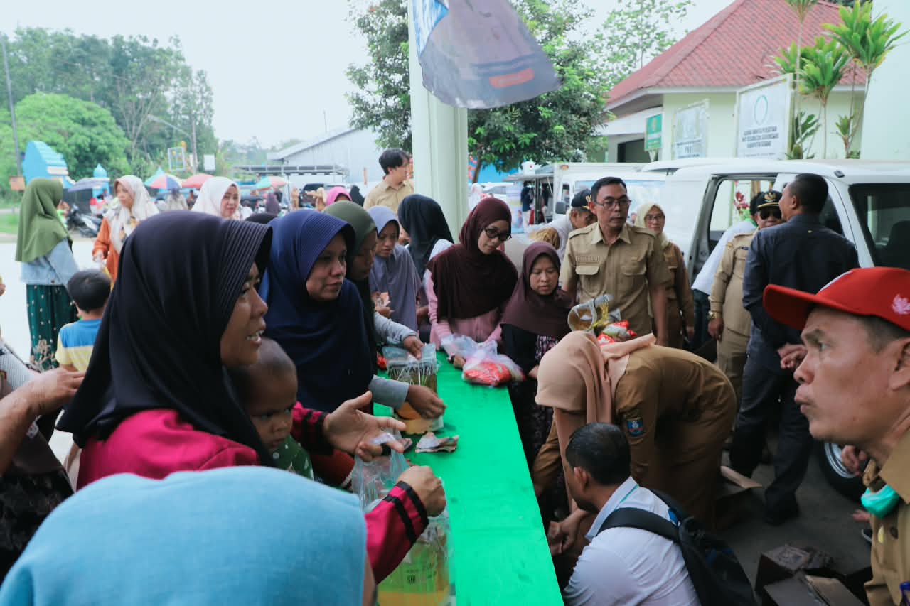 OPERASI PASAR. Puluhan emak-emak menyerbu Operasi Pasar Dinas Koperasi, UMKM, Perindustrian dan Perdagangan (Diskoumperindag) Kabupaten Serang di Halaman Kantor Kecamatan Gunungsari pada Selasa (15/9). HUMAS PEMKAB SERANG
