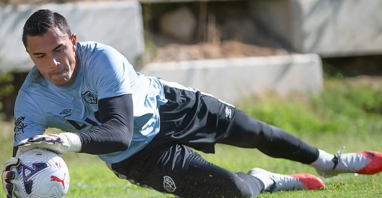 Kiper Timnas Indonesia Emil Audero tampil impresif saat mengawal gawang Rayo Vallecano. Foto : Ist