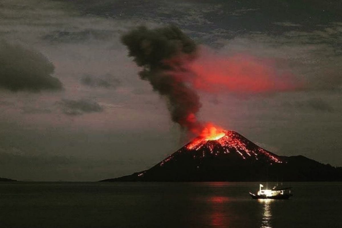 Anak Krakatau meletus. Foto : Ist