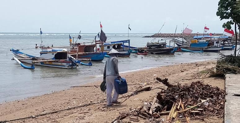 BERSANDAR. Perahu milik para nelayan di wilayah Carita, bersandar di pesisir pantai Carita, Kecamatan Carita, Kabupaten Pandeglang, karena para nelayan tak melaut, Selasa (15/9). (NIPAL SUTIANA/TANGSEL POS)