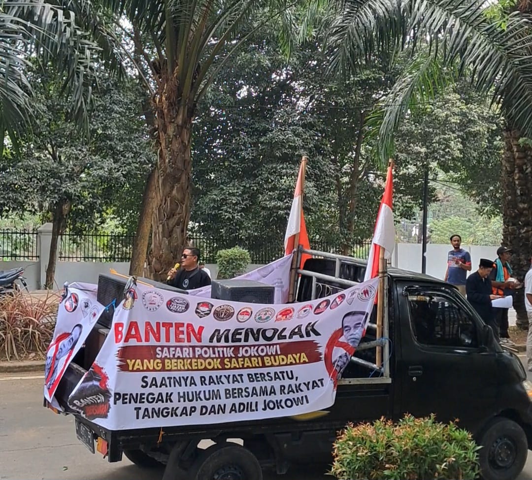 TOLAK JOKOWI. Aliansi Forum Aktivis Pro Kebenaran dan Keadilan Provinsi Banten saat menggelar aksi menolak kehadiran Joko Widodo (Jokowi), di Kawasan Pusat Pemerintahan Provinsi Banten (KP3B), Kamis (10/9). BNN