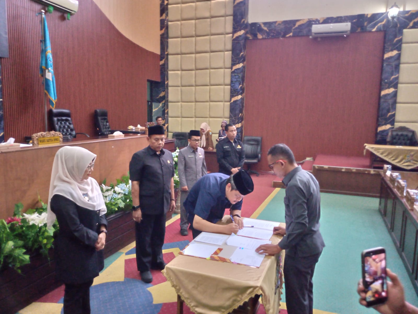 Pimpinan DPRD menandatangani penetapan Propemperda 2026, dalam rapat paripurna, di Gedung DPRD Kabupaten Pandeglang, Senin (28/9/2026).(Ari Suriadi-tangselpos.id)