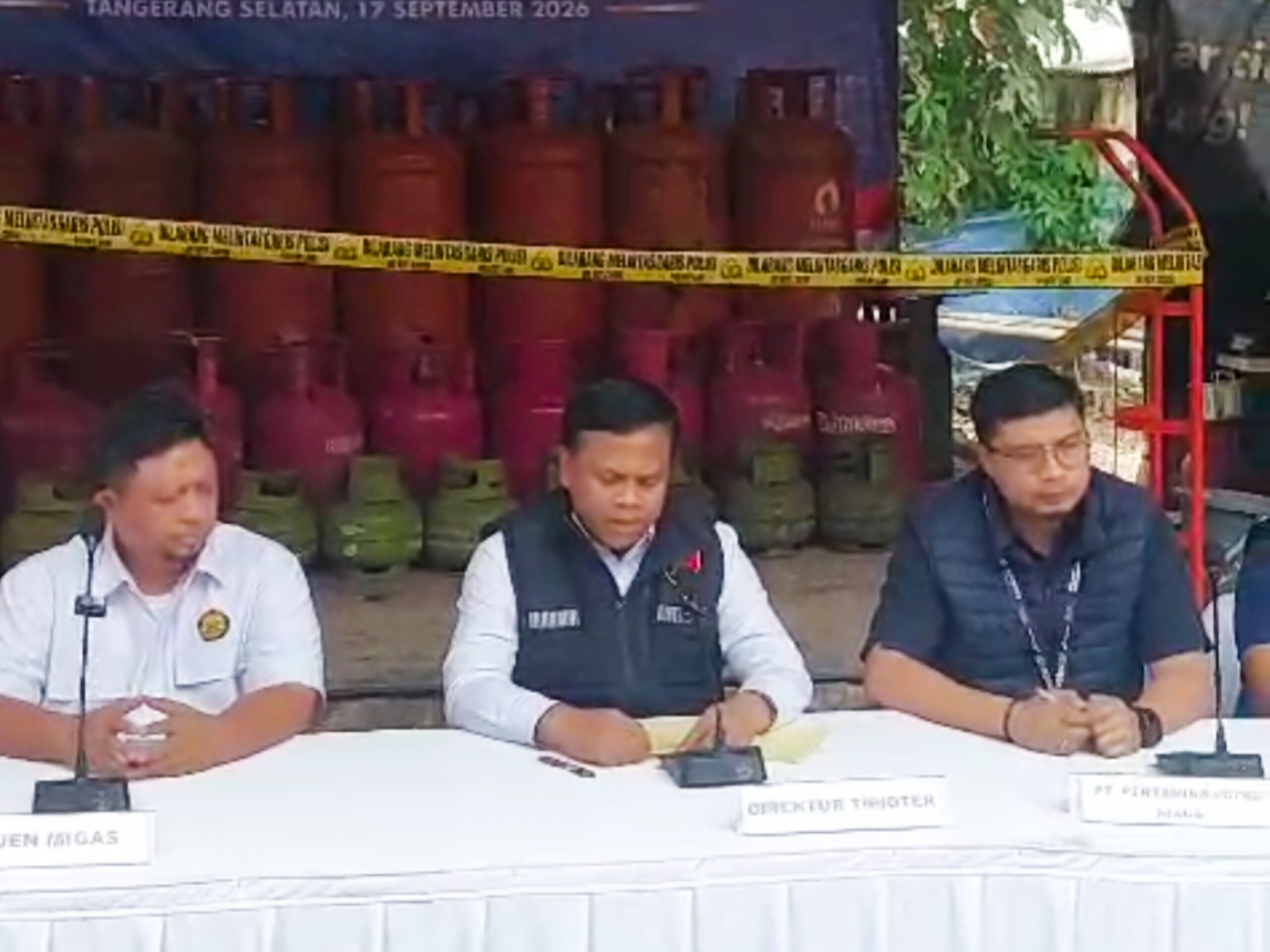 Konferensi Pers Pengungkapan Tindak Pidana Penyuntikan Gas LPG Subsidi 12Kg dan 50Kg Jl. Pendidikan 2, Kel. Parigi, Kec. Pondok Aren, Kota Tangerang Selatan, Kamis (17/9/2026). (TangselPos/Rachman)