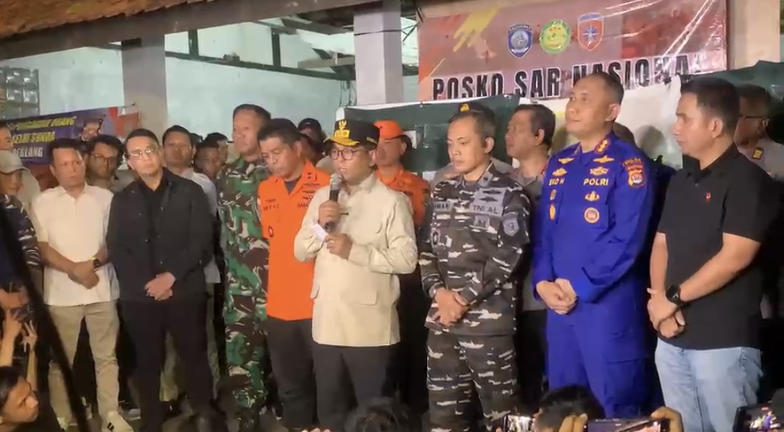 HENTIKAN OPERASI SAR. Gubernur Banten Andra Soni, didampingi Tim SAR Gabungan dan para pihak terkait lainnya, sedang memaparkan selama operasi dan menghentikan operasi SAR pencarian dan pertolongan terhadap 5 orang jurnalis dan 3 orang kru kapal Arupadhatu 1 yang hilang kontak saat beraktivitas di sekitaran erupsi GAK, di Posko SAR Gabungan di Carita, Kamis (17/9). (ISTIMEWA)
