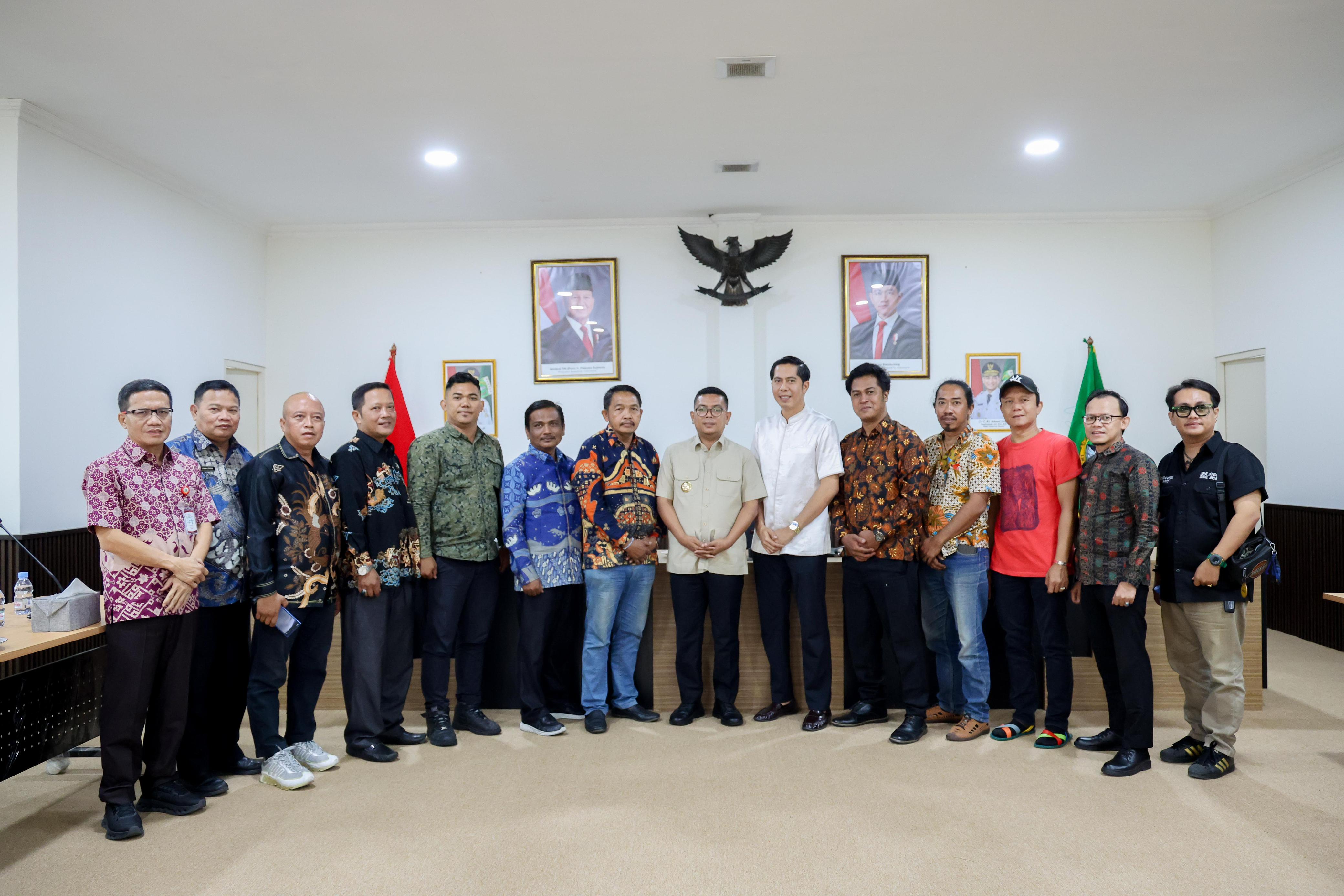 Gubernur Andra Soni bersama Komunitas Pengusaha Jaya Bersama (KPJB) Ciledug di Kantor Gubernur Banten, BLKI Serpong, Kota Tangerang Selatan. Foto : Ist
