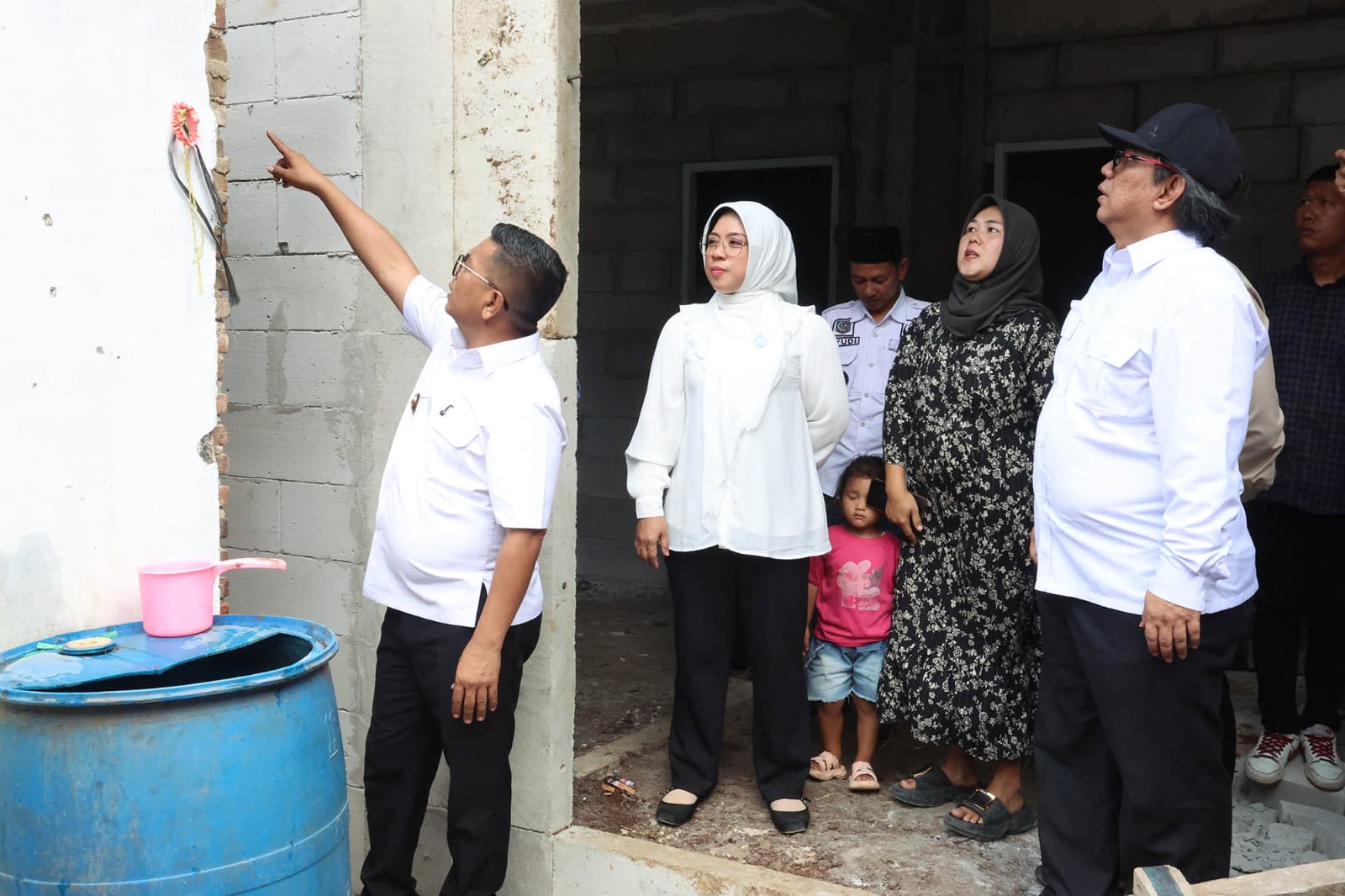Gubernur Andra Soni saat meninjau bantuan renovasi Rumah Tidak Layak Huni (RTLH) di Kecamatan Kaduhejo, Kabupaten Pandeglang. Foto : Humas Pemprov
