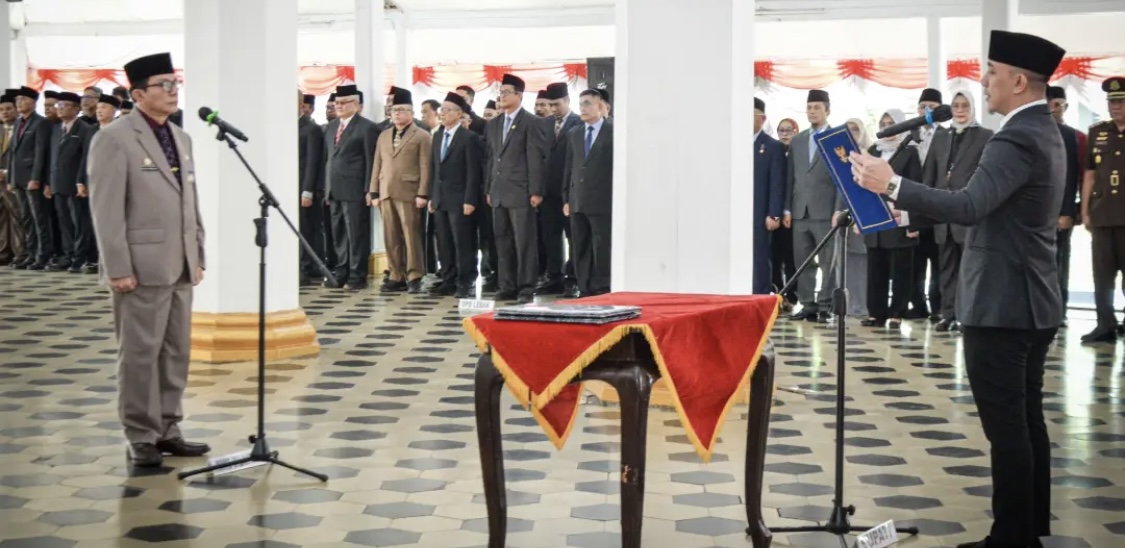 MELANTIK. Bupati Bupati Lebak, Moch. Hasbi Asyidiki Jayabaya, sedang melantik Halson Nainggolan jadi Sekretaris Daerah (Sekda) Lebak definitif, di Pendopo Negara Bupati Lebak, Senin (14/9). (DOK. PROKOPIM SETDA LEBAK)