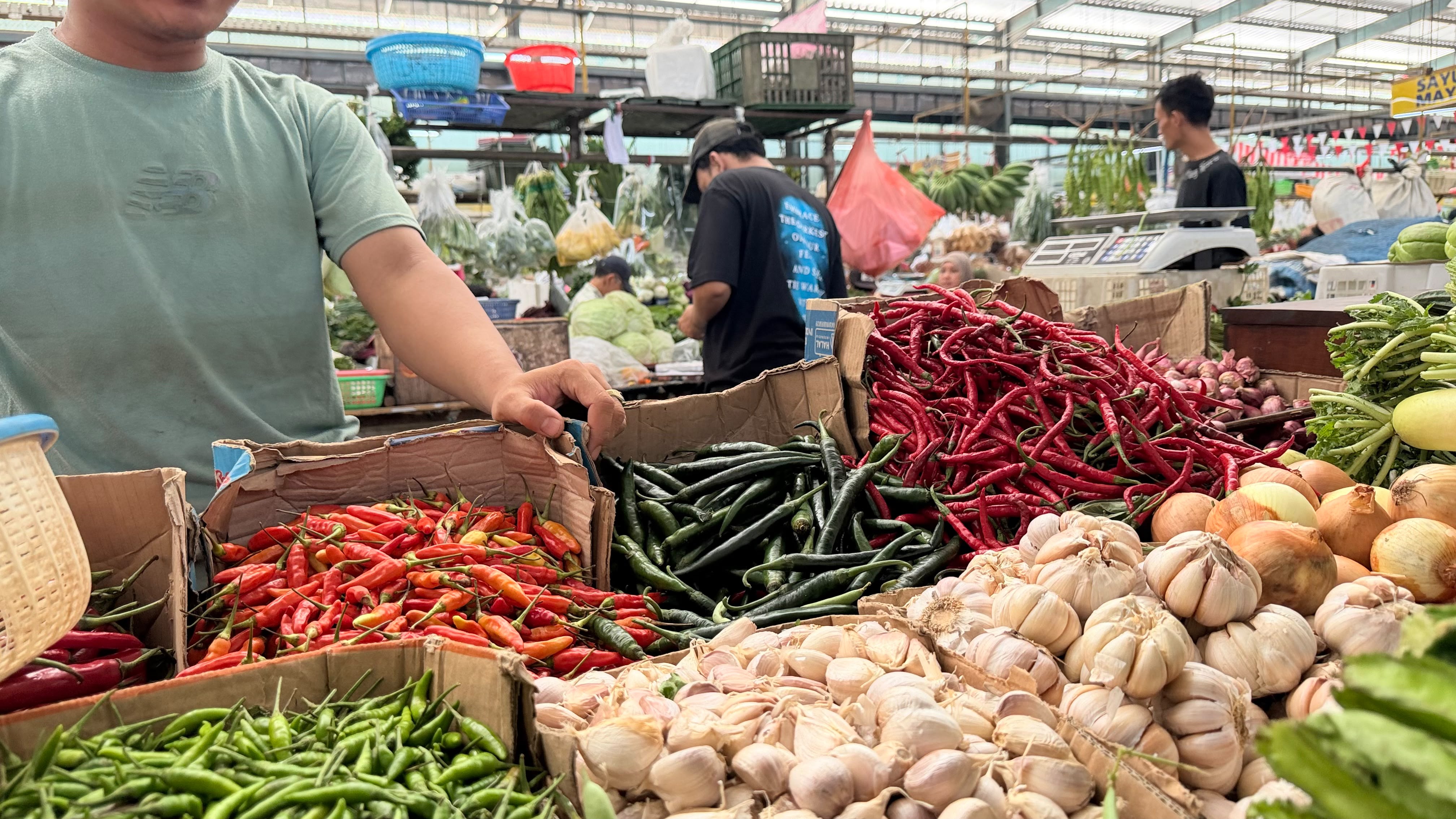 Penjual cabe di Pasar Modern BSD. Foto : Karen Mg