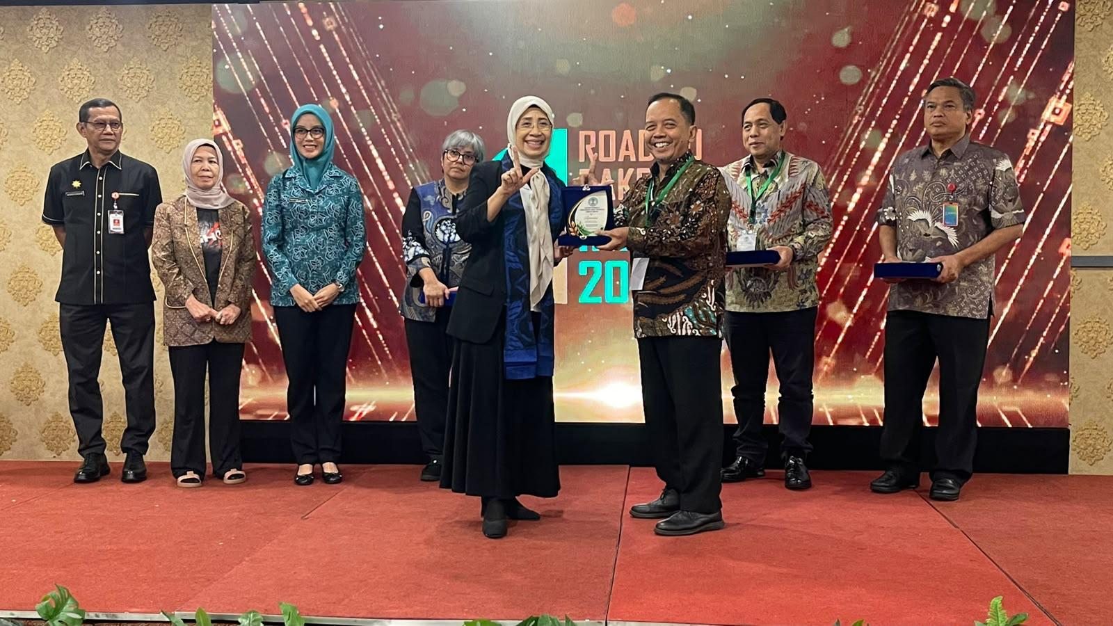 JAGA KOMITMEN- PT Indah Kiat Pulp & Paper Tbk (IKPP) Tangerang Mill memperkuat kepeduliannya terhadap persoalan lingkungan dengan penandatanganan Memorandum of Understanding (MoU) bersama Dewan Pimpinan Pusat Ikatan Nasional Konsultan Indonesia (DPP INKALINDO).