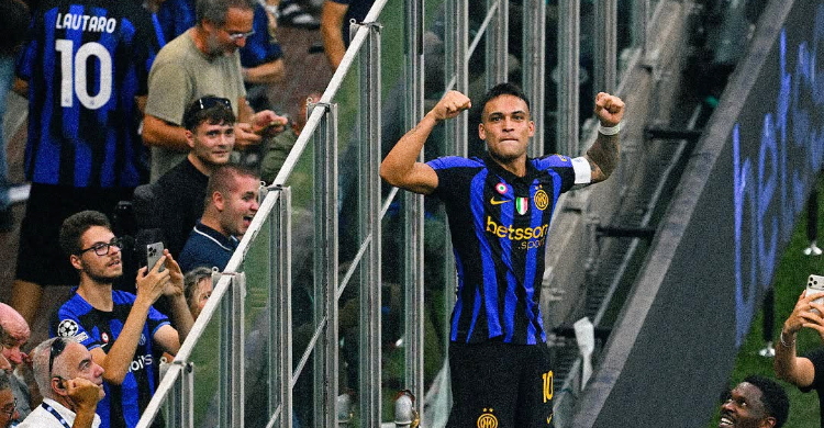 Pemain Inter Milan Lautaro Martinez merayakan gol bersama fans Inter usai membobol gawang Napoli. Foto: IG