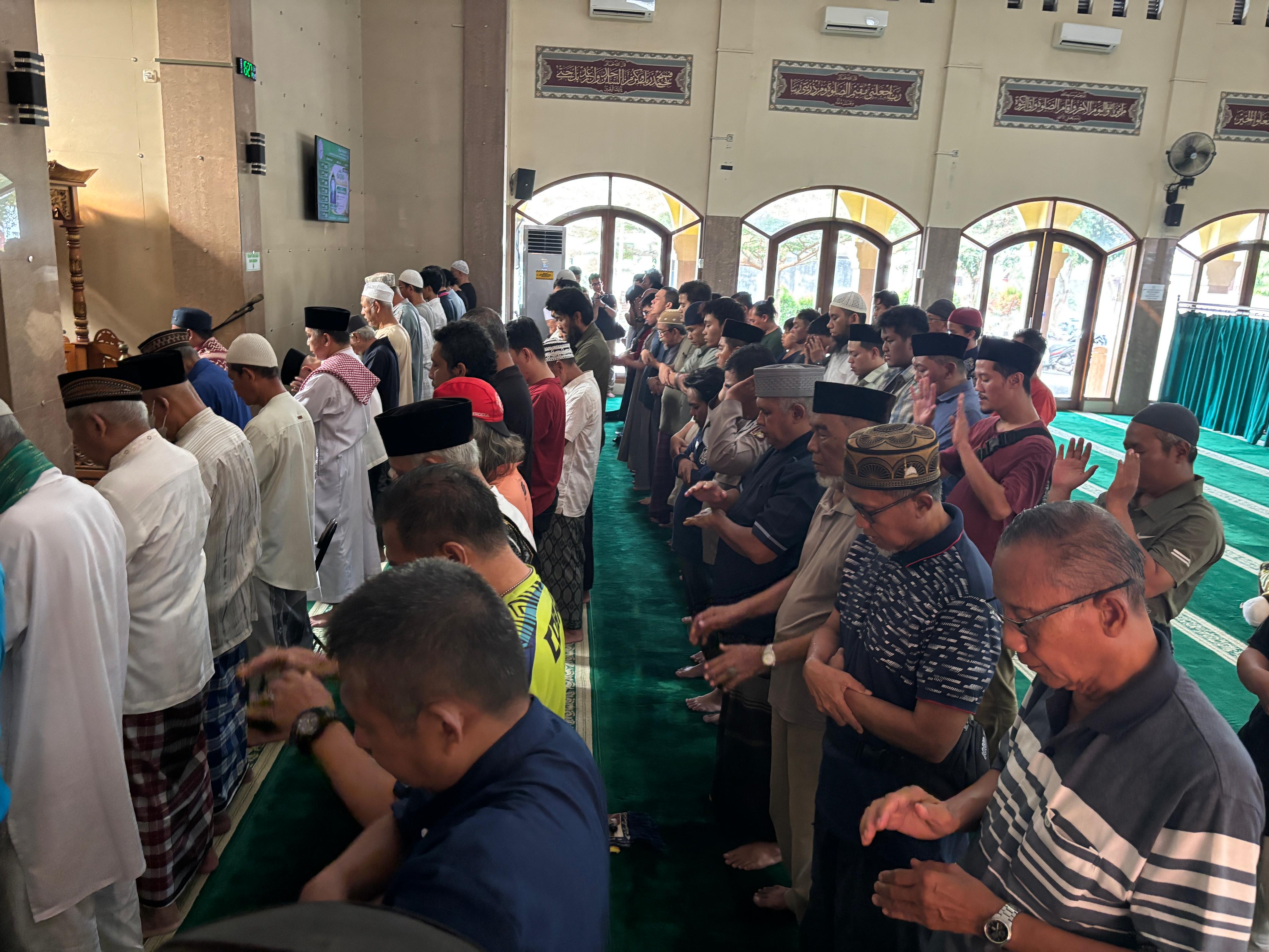 SALAT GAIB - Warga Perumahan Ciater Permai, Kecamatan Serpong melaksanakan Salat Gaib untuk wartawan yang hilang di Selat Sunda.