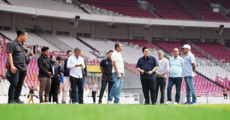 Ketum PSSI Erick Thohir monitoring lapangan yang akan dipakai untuk event FIFA ASEAN Cup 2026. Foto : Ist