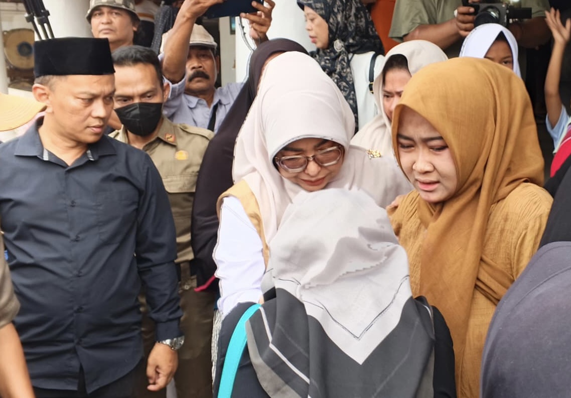 MENENANGKAN. Bupati Pandeglang Raden Dewi Setiani, sedang menyampaikan duka mendalam dan menenangkan keluarga Surakman, saat tiba di Masjid Jami Al Khusaeni, Kampung Pagedongan-Carita, Kamis (24/9). (NIPAL SUTIANA/TANGSEL POS)