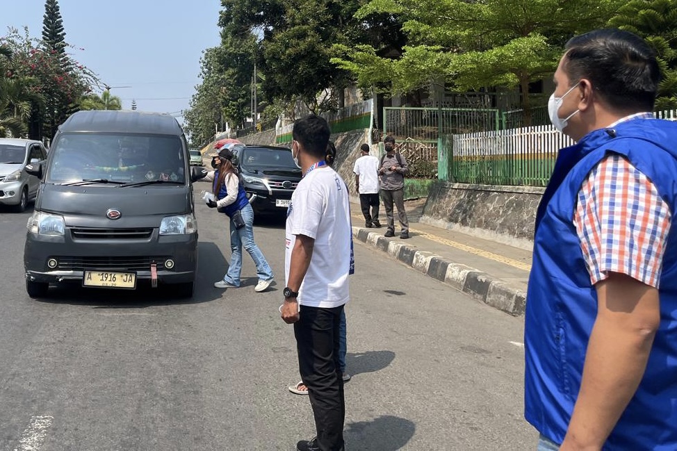 IMBAU MASYARAKAT. Kader DPC Partai Demokrat bareng jajaran Fraksi Demokrat DPRD Pandeglang, sedang memberikan imbauan sambil bagi-bagi masker kepada masyarakat yang melintas di Jalan Raya Ahmad Yani, Pandeglang, Senin (7/9). (NIPAL SUTIANA/TANGSEL POS)