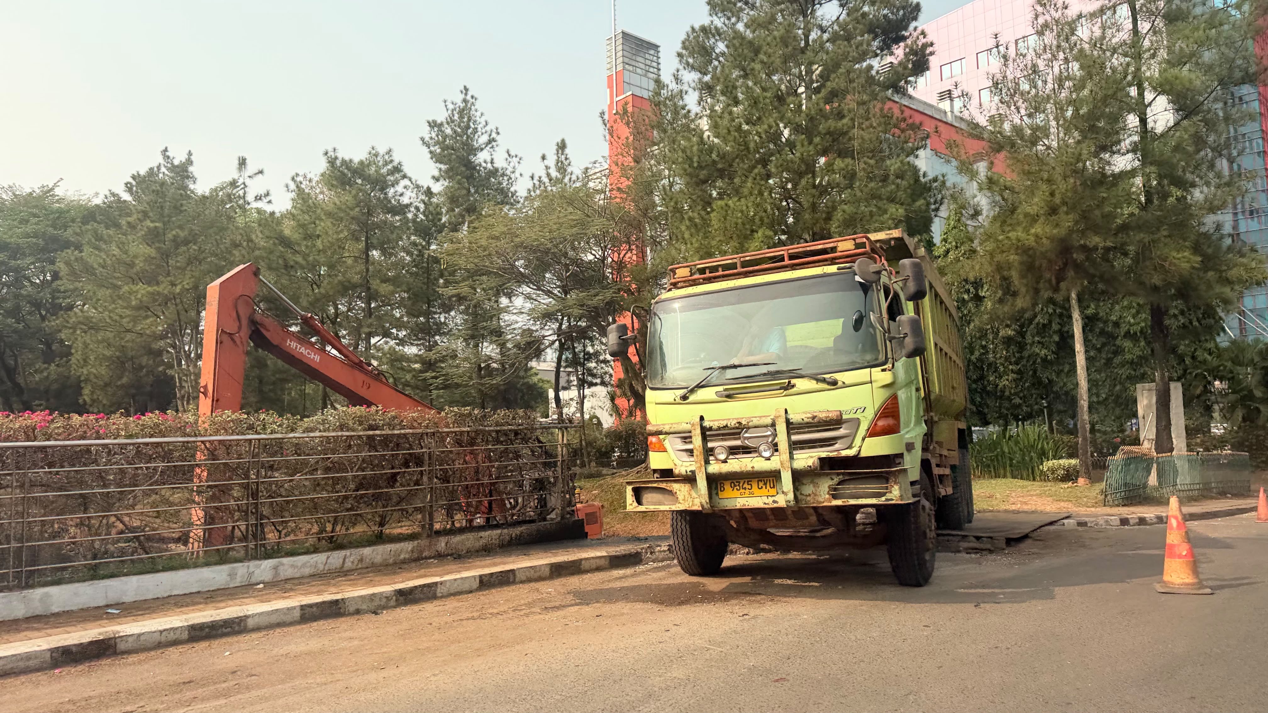 Pengerukan kali menggunakan alat berat dilakukan di kawasan Bintaro Sektor 8, sekitar Taman Menteng depan Perumahan River Park, Tangerang Selatan, Kamis (10/9/2026). Foto : Karen Putri