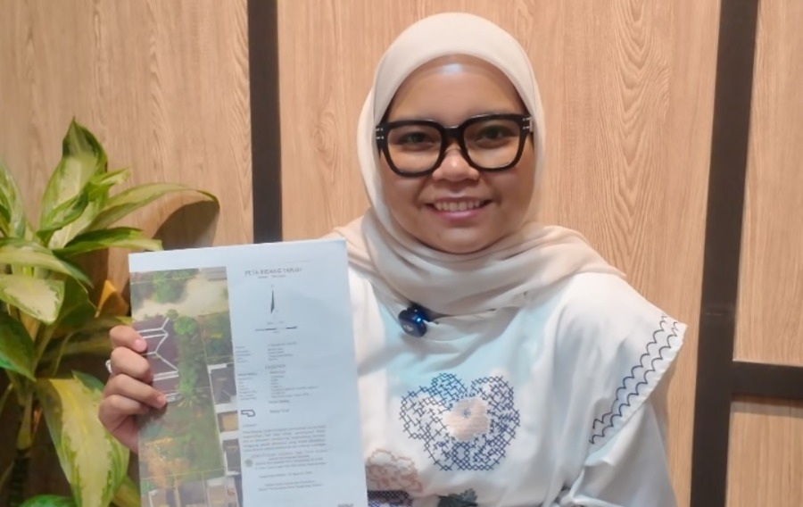 URUS SERTIFIKAT - Salah satu warga yang mengapresiasi layanan Kantah Tangsel.