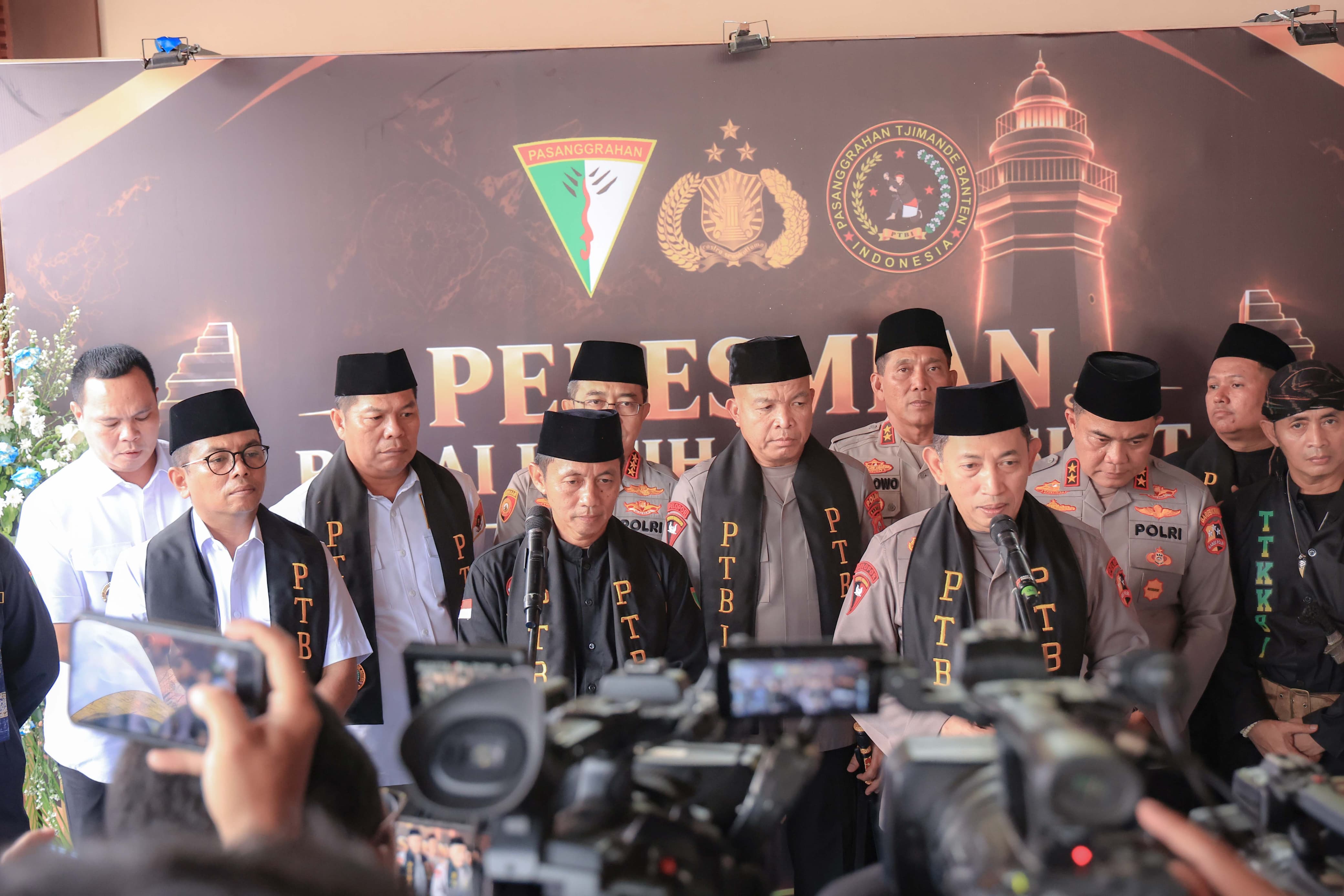 Kapolri Jenderal Polisi Listyo Sigit Prabowo bersama Gubernur Banten Andra Soni meresmikan Balai Latihan Silat Pasanggrahan Tjimande Banten Indonesia (PTBI) di Kampung Cibogo, Kelurahan Lebakwangi, Kecamatan Walantaka, Kota Serang,   Foto : Humas Pemprov
