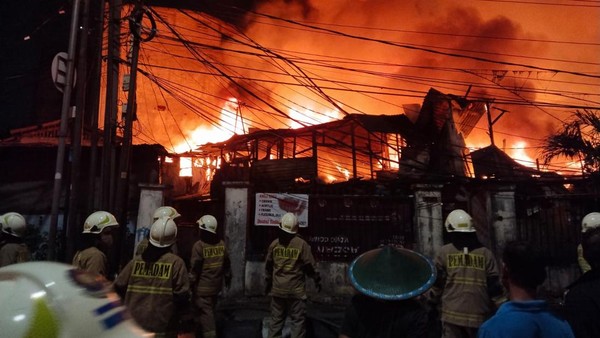 Kebakaran Jalan Teuku Nyak Arif, RT 05/01, Kebayoran Lama Utara, Kebayoran Lama. Foto : Ist