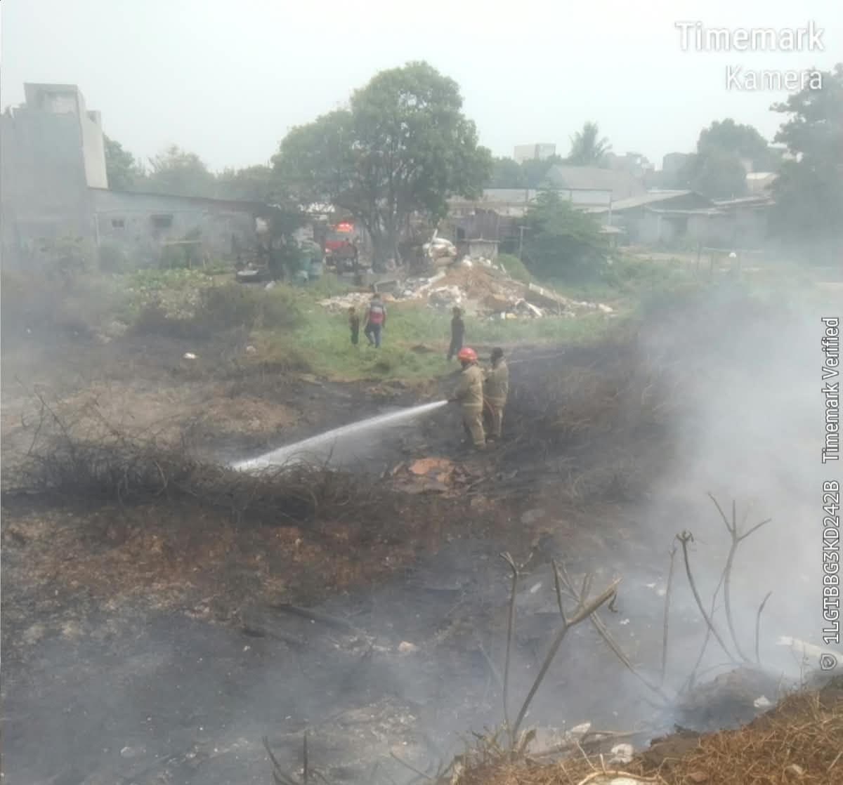 KEBAKARAN LAHAN. Petugas saat berjibaku memadamkan kebakaran di lahan kosong di wilayah Ciater, Serpong.