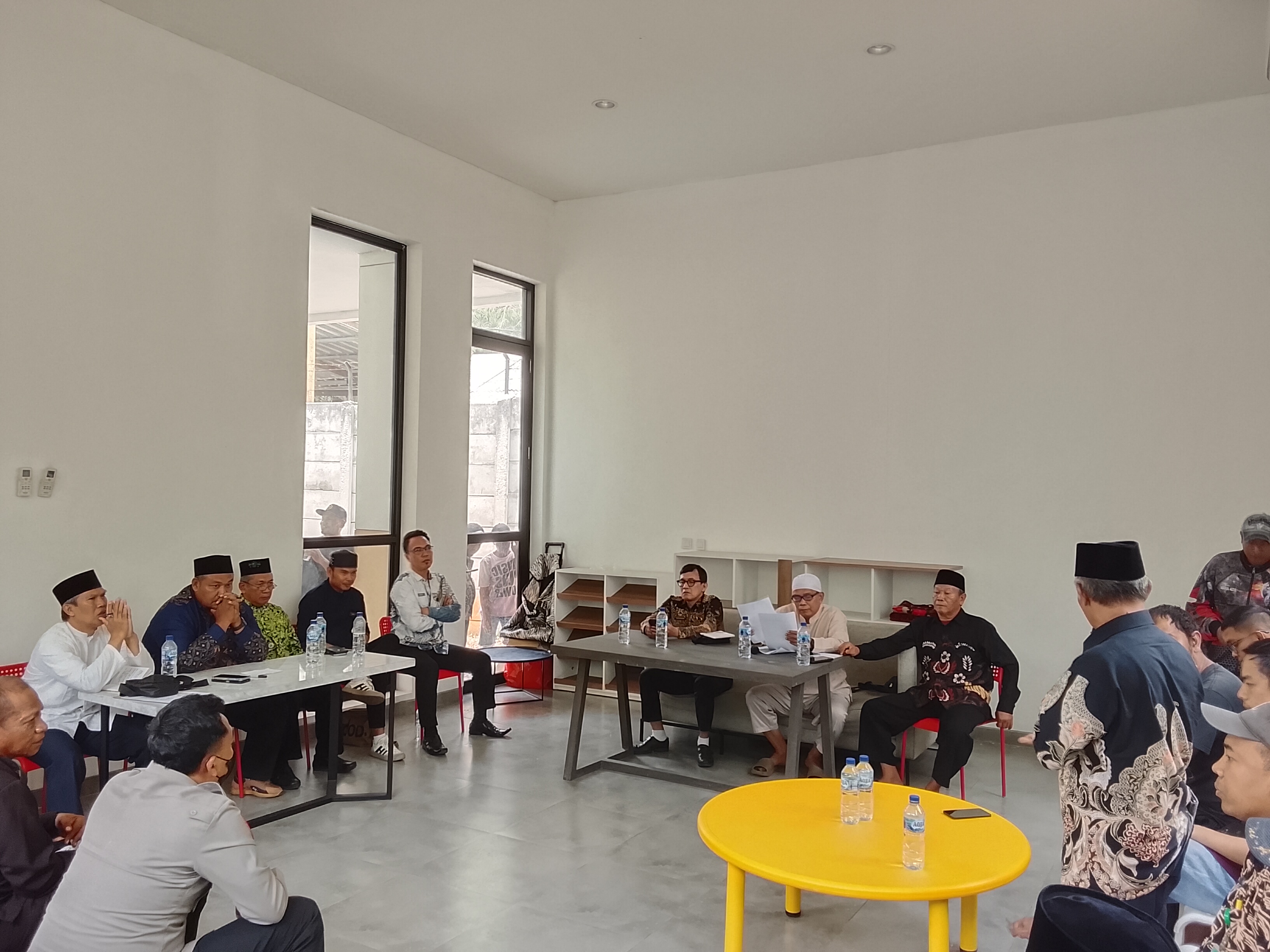 Musyawarah, Pihak RT, DKM, perwakilan warga komplek, serta Pemerintah Kelurahan setempat duduk bersama untuk menyikapi persoalan tersebut, Kamis (24/9). (tangselpos/rmn)