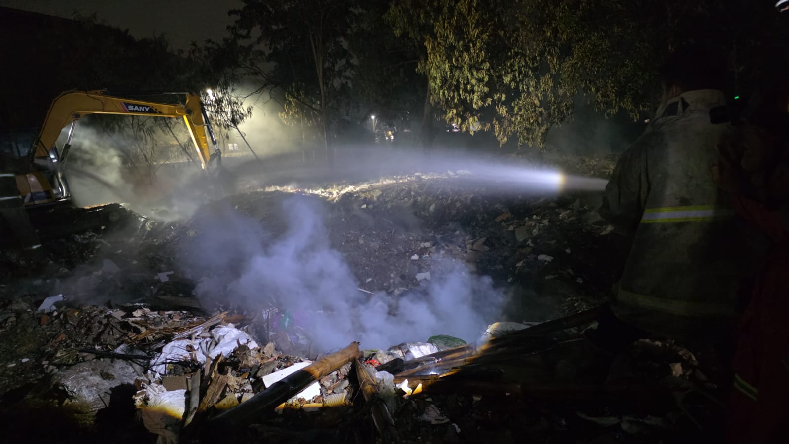 Kondisi terkini kebakaran di hamparan lahan kosong di wilayah Pisangan, Kecamatan Ciputat Timur, Kota Tangerang Selatan. (tangselpos.id/rmn)