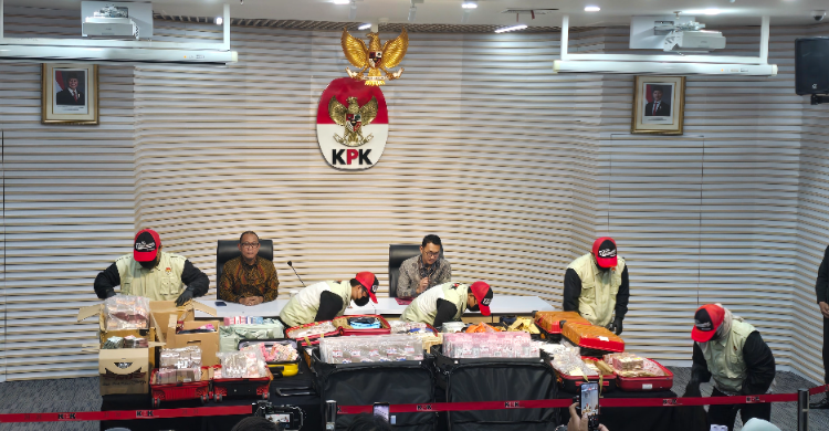 Barang bukti yang berhasil disita KPK saat OTT kasus BPN. Foto : Ist