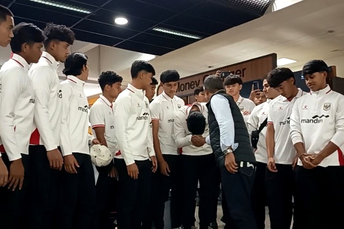 Skuad Nova Arianto disambut Sekretaris Jenderal (Sekjen) PSSI Yunus Nusi setibanya di Bandara Soetta. Foto : Ist
