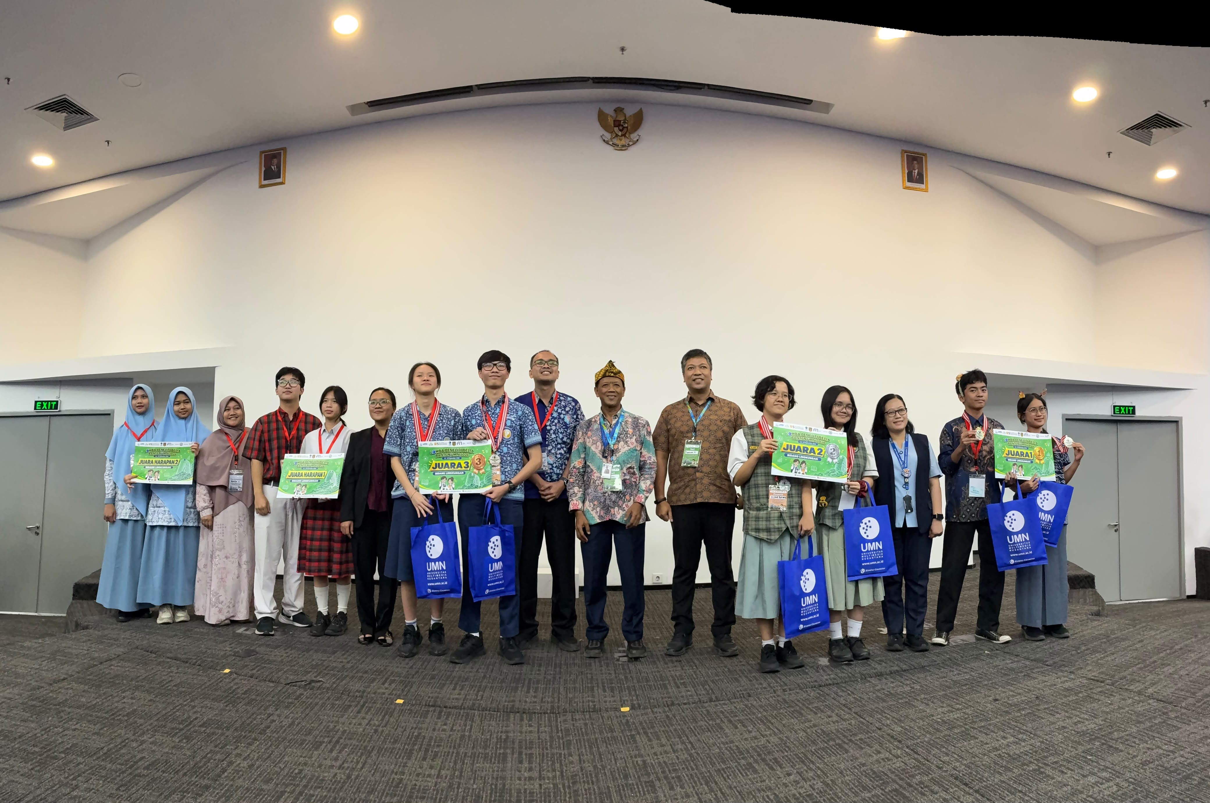 Siswa yang meraih juara di Lomba Peneliti Belia Banten yang digelar di Kampus UMN, Kabupaten Tangerang pada 23-24 September 2026 foto bersama.(Ist).