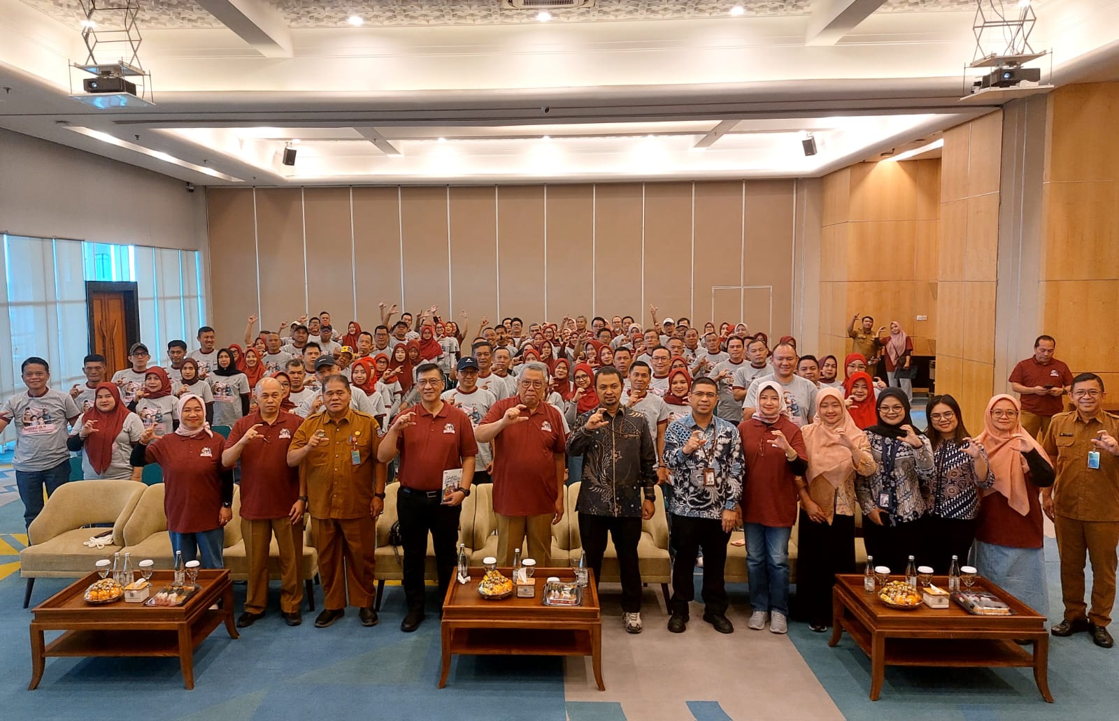 KELUARGA INTEGRITAS. Wali Kota Tangsel, Benyamin Davnie bersama para lurah dan pasangannya dalam acara Keluarga Berintegritas di Puspemkot Tangsel.