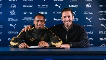 Allan Elias (kiri) kini resmi merumput bersama Manchester City. Foto : Ist