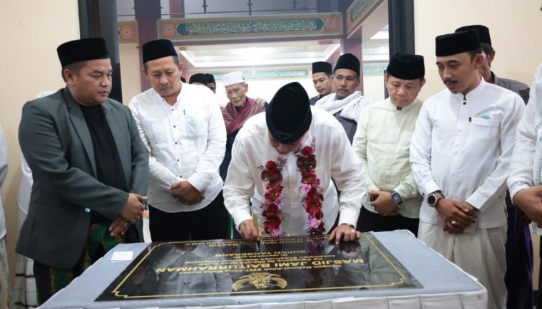 Bupati Tangerang Moch. Maesyal Rasyid saat meresmikan Masjid Jami Baiturrahman di Kampung Panggang, Desa Bunar, Kecamatan Sukamulya. Foto : Humas Kab. Tangerang
