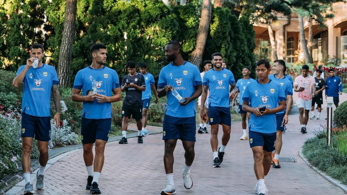 Skuad Persib Bandung latihan ringan di Seoul. Foto : Ist