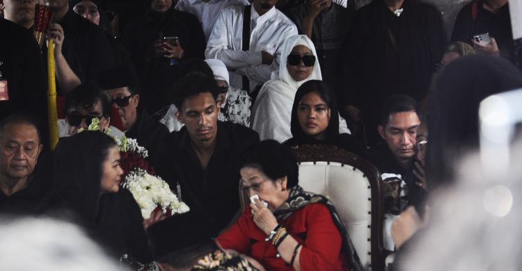 Megawati Soekarnoputri saat pemakaman Mohammad Guruh Irianto Soekarnop di TPU Karet Bivak, Jakarta Pusat, Sabtu (26/9/2026). Foto : Ist