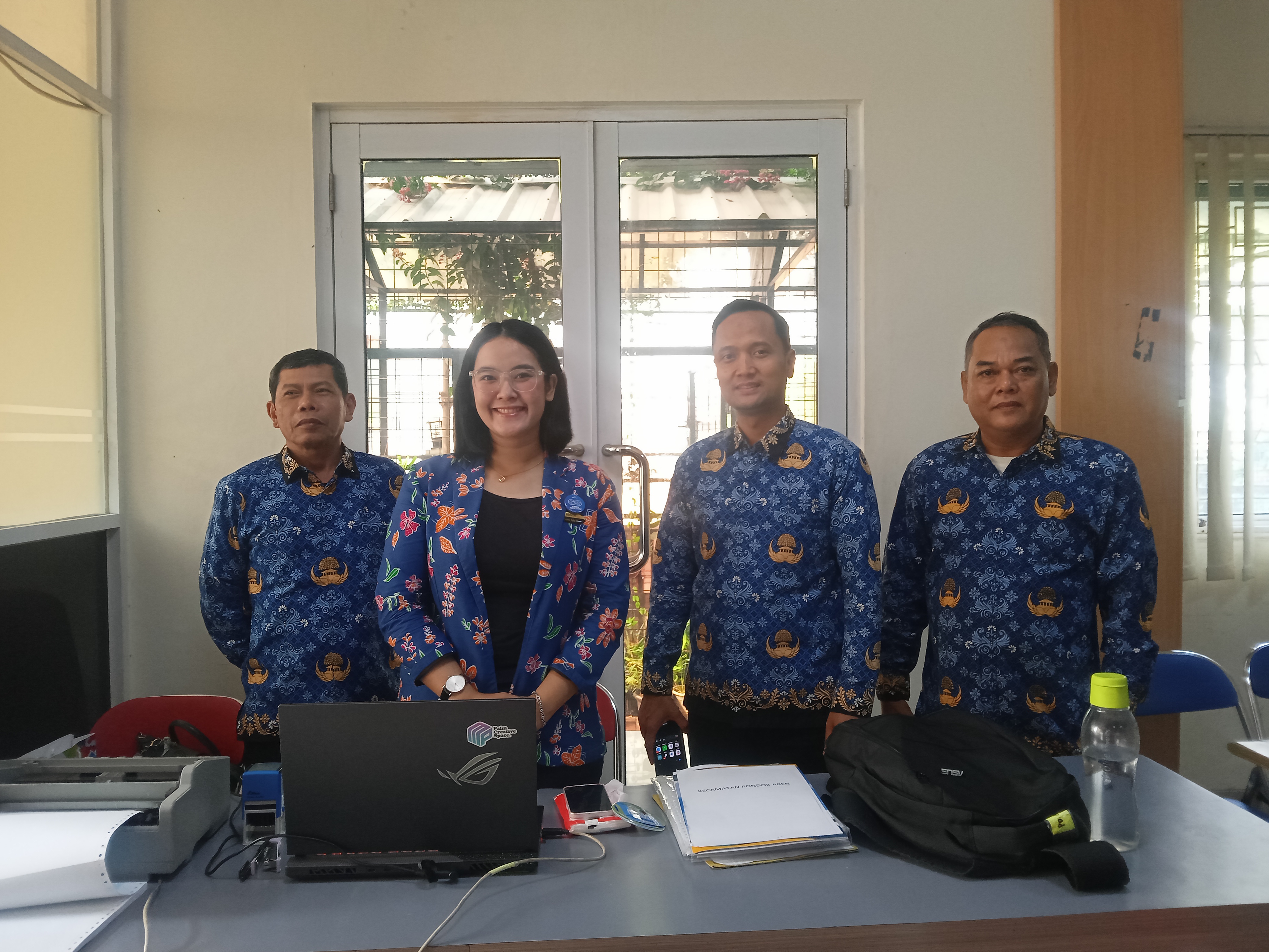 Petugas Bapenda yang bertugas di wilayah Jurangmangu Timur. Foto: Alifah MG