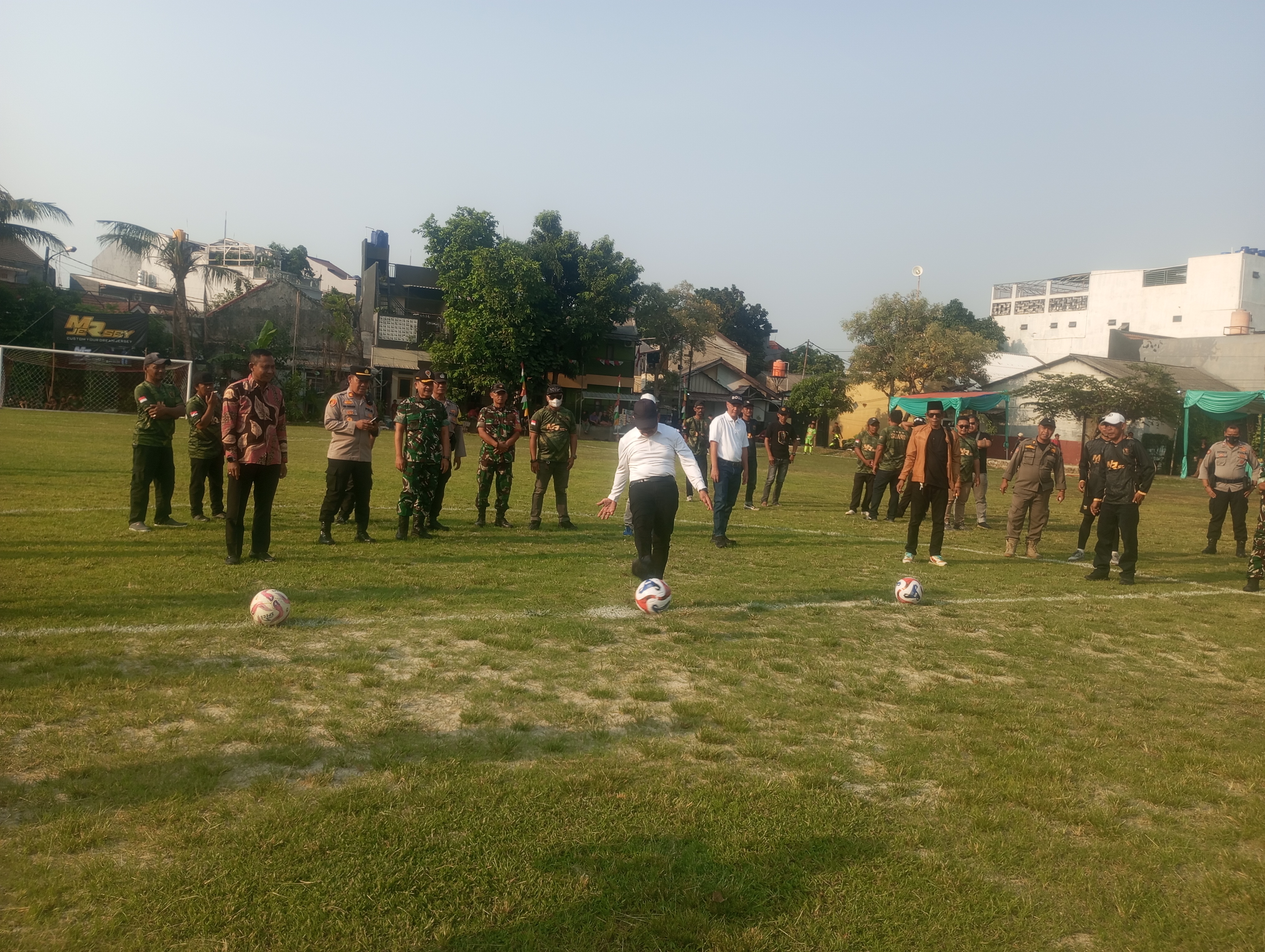Wali Kota Tangerang, H Sachrudin menendang bola tanda dibukanya New Garuda Cup IV 2026, di Lapangan Garuda Kecamatan Larangan, Kota Tangerang, Minggu (06/09/2026).(red/tangselpos.id).