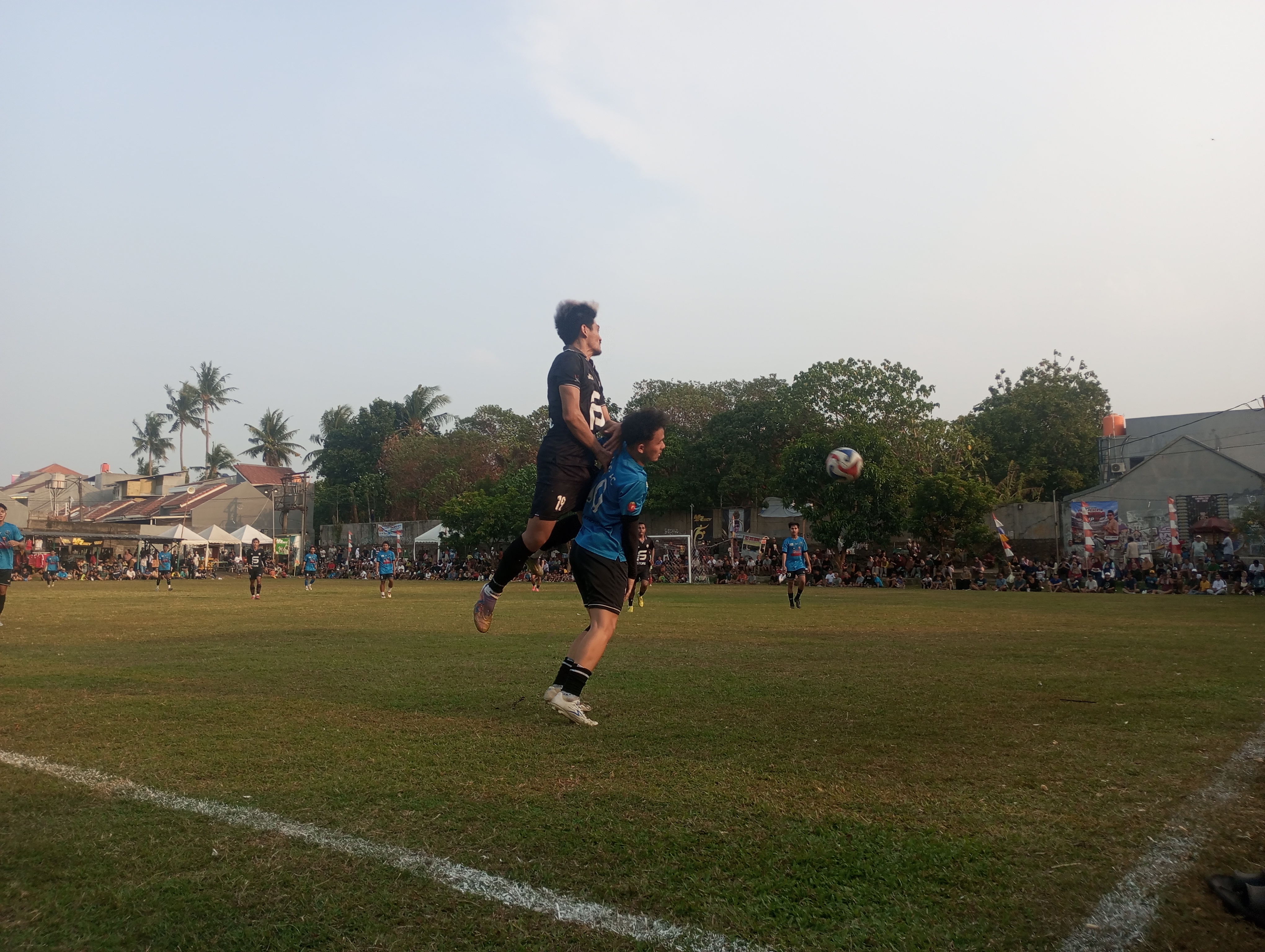 Bek Kanan Nitro FC, Daeng melompat ke udara menghalau bola pada laga melawan Neo Pladen, Selasa (29/09/2026) sore.(red/tangselpos.id).