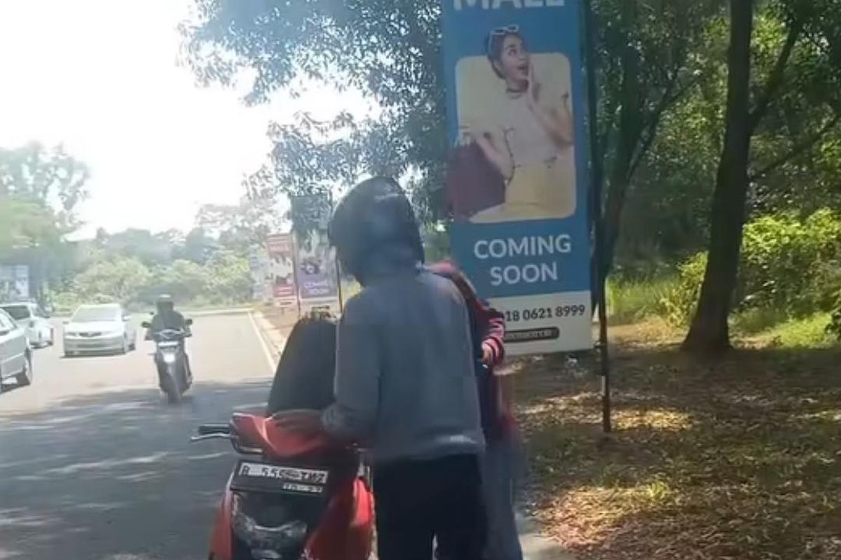 VIRAL - Cuplikan pengendara sepeda motor yang dihentikan paksa oleh Debt Collector di South City Tangsel, Pamulang.