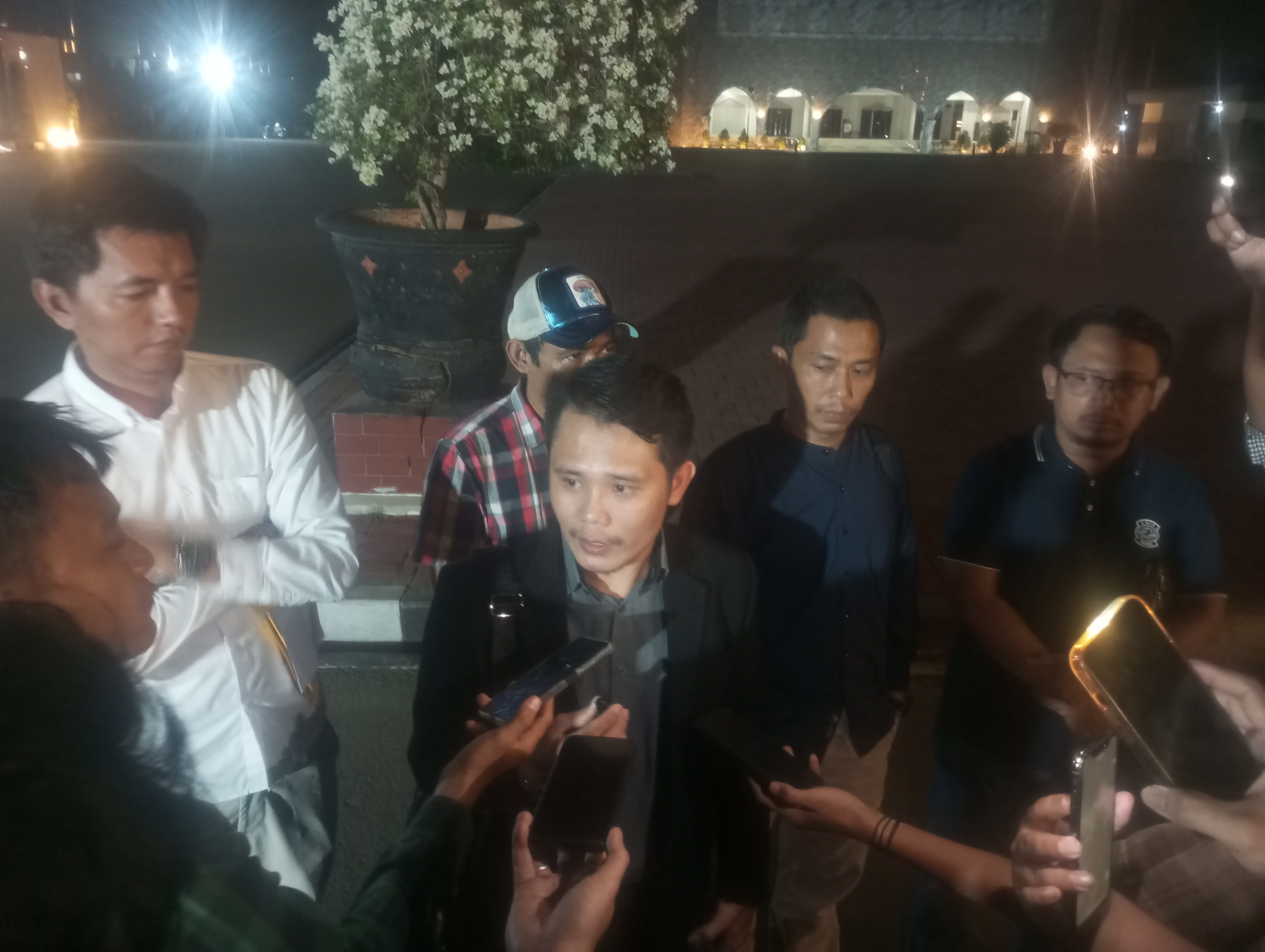 Pengacara mitra MBG yang jadi korban penggelapan dana diwawancarai wartawan usai laporkan GS ke Polda Banten, Rabu (09/09/2026).(tangselpos.id).