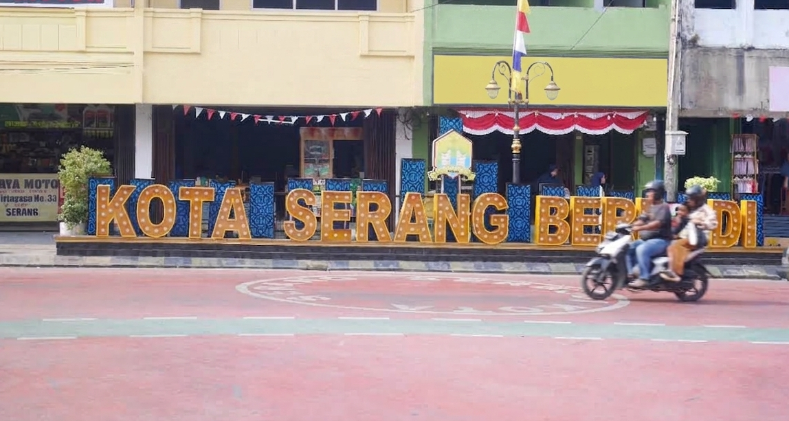 Pengendara sepeda motor melintas di kawasan Royal Baroe, Kota Serang, Rabu (2/9/2026). Di bawah kepemimpinan Budi-Agis, Pemkot Serang melakukan konsep collaborative governance untuk pembangunan daerah.(Ari Supriadi-tangselpos.id)