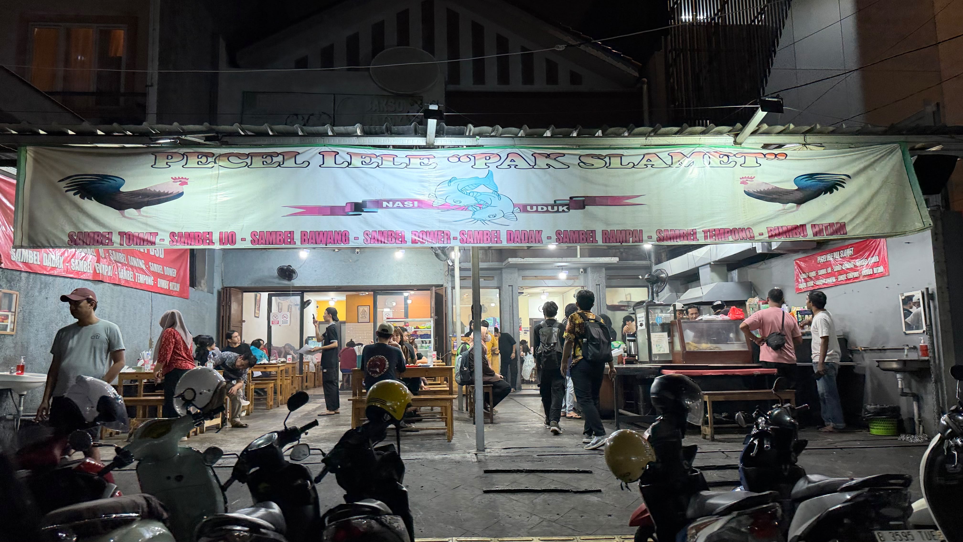 Pecel Lele Pak Slamet di kawasan Anggrek Loka, BSD. Foto : Karen Putri