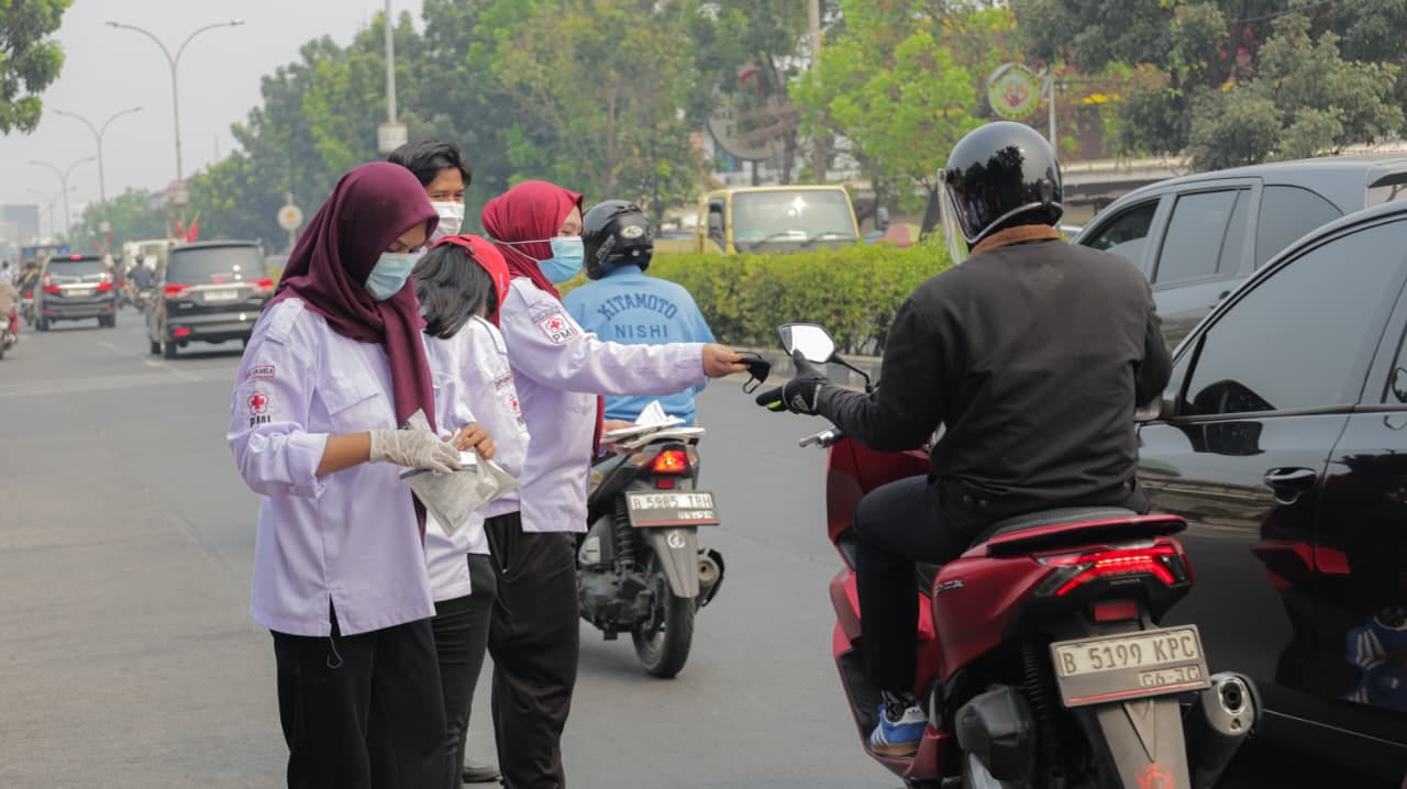 MASKER. Pemkot bersama PMI Tangsel saat membagikan masker gratis di Pamulang.