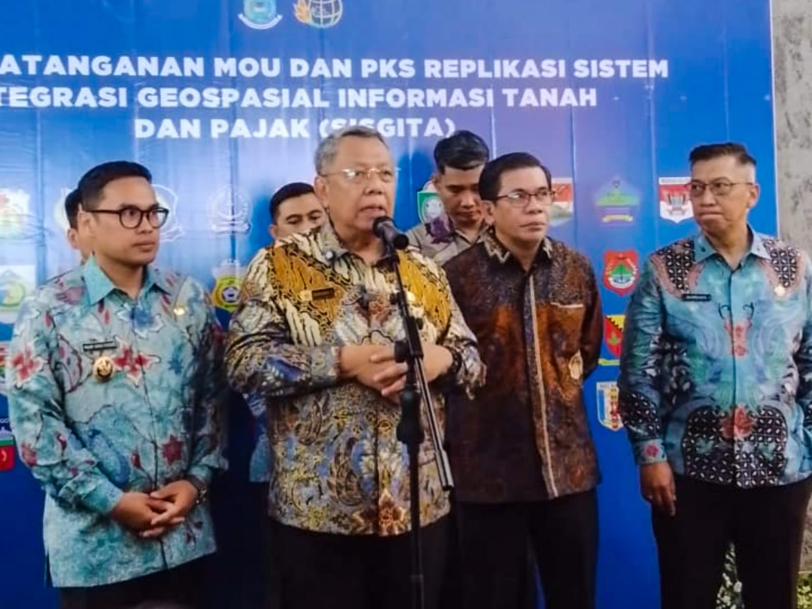 Wali Kota Tangerang Selatan Benyamin Davnie menjelaskan penerapan Sistem Integrasi Geospasial Informasi Tanah dan Pajak (SISGITA), Senin (21/9/226). (tangselpos.id/lim)