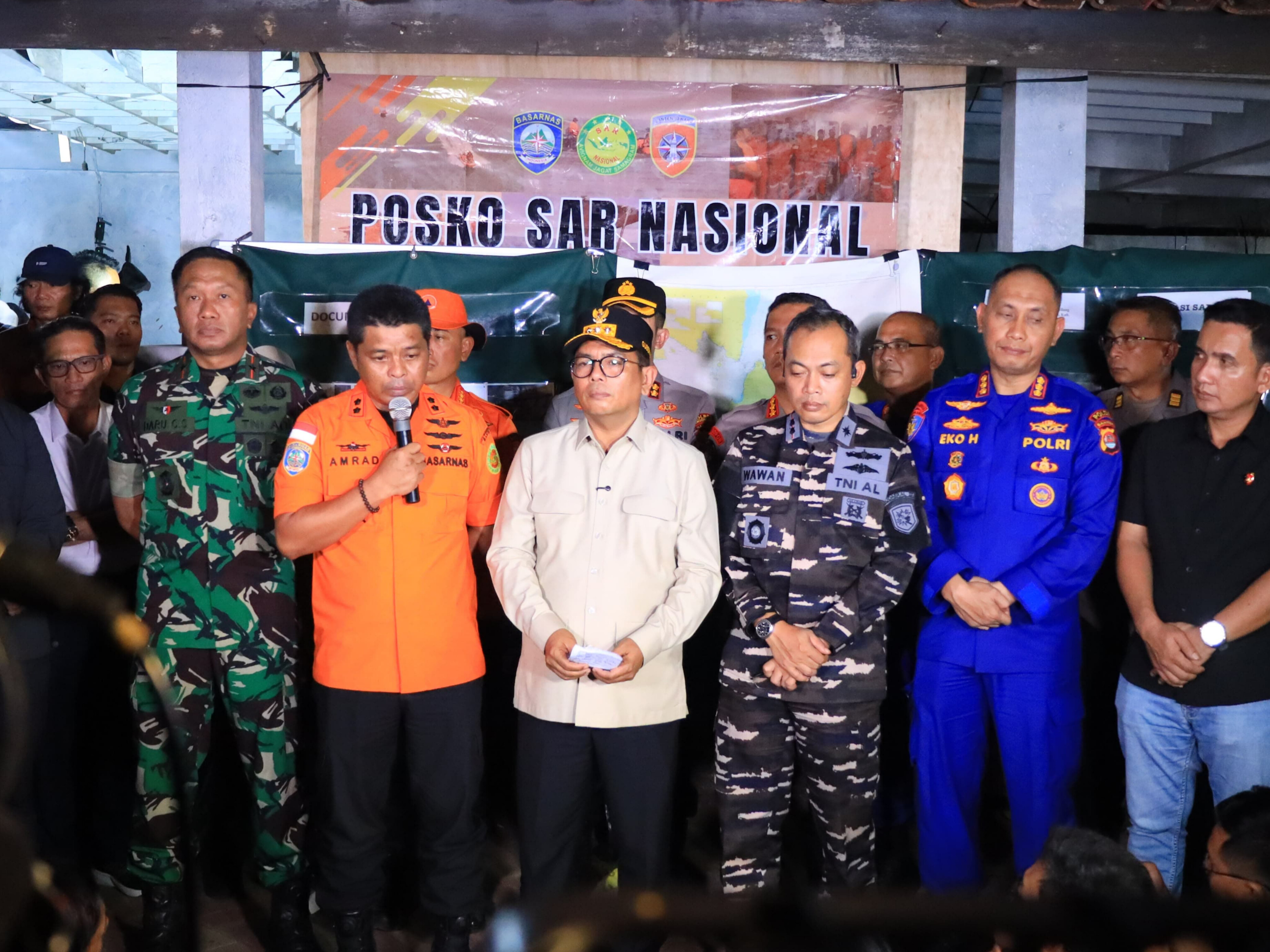 Gubernur Andra saat jumpa pers di Posko SAR Gabungan di Carita, Kamis (17/9). (Ist)