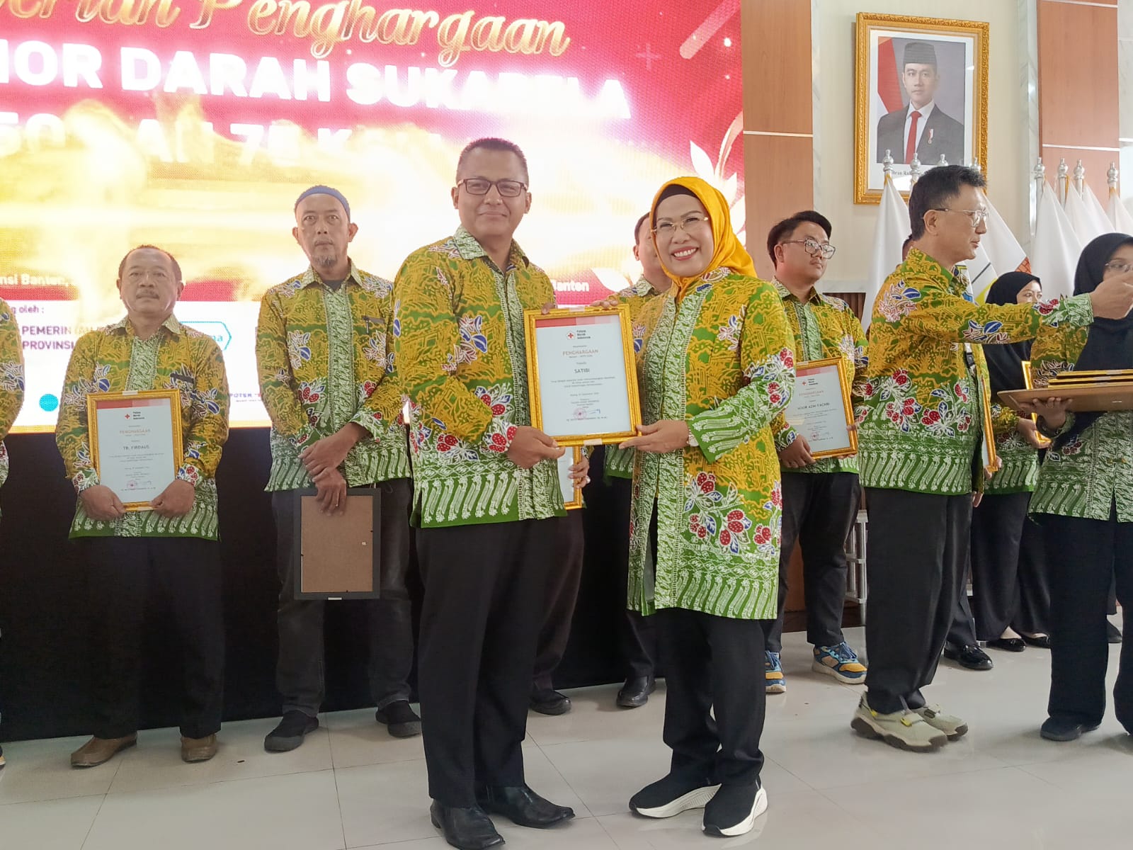 APRESIASI. Ketua PMI Banten Ratu Tatu Chasanah memberikan apresiasi kepada pendonor darah 50 hingga 75 kali, di Markas PMI Banten yang berada di Kecamatan Walantaka, Kota Serang pada Selasa (29/9). ARIF HAMDI/TANGSEL POS