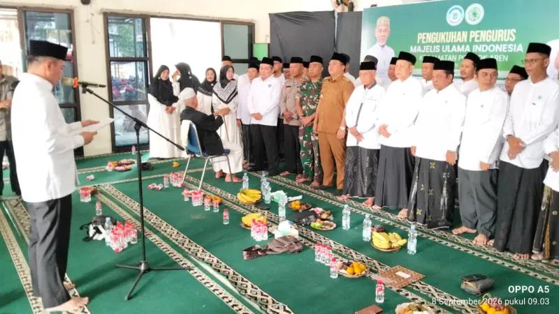 PENGUKUHAN - MUI kota Tangsel kukuhkan pengurusan MUI Kecamatan Pondok Aren.