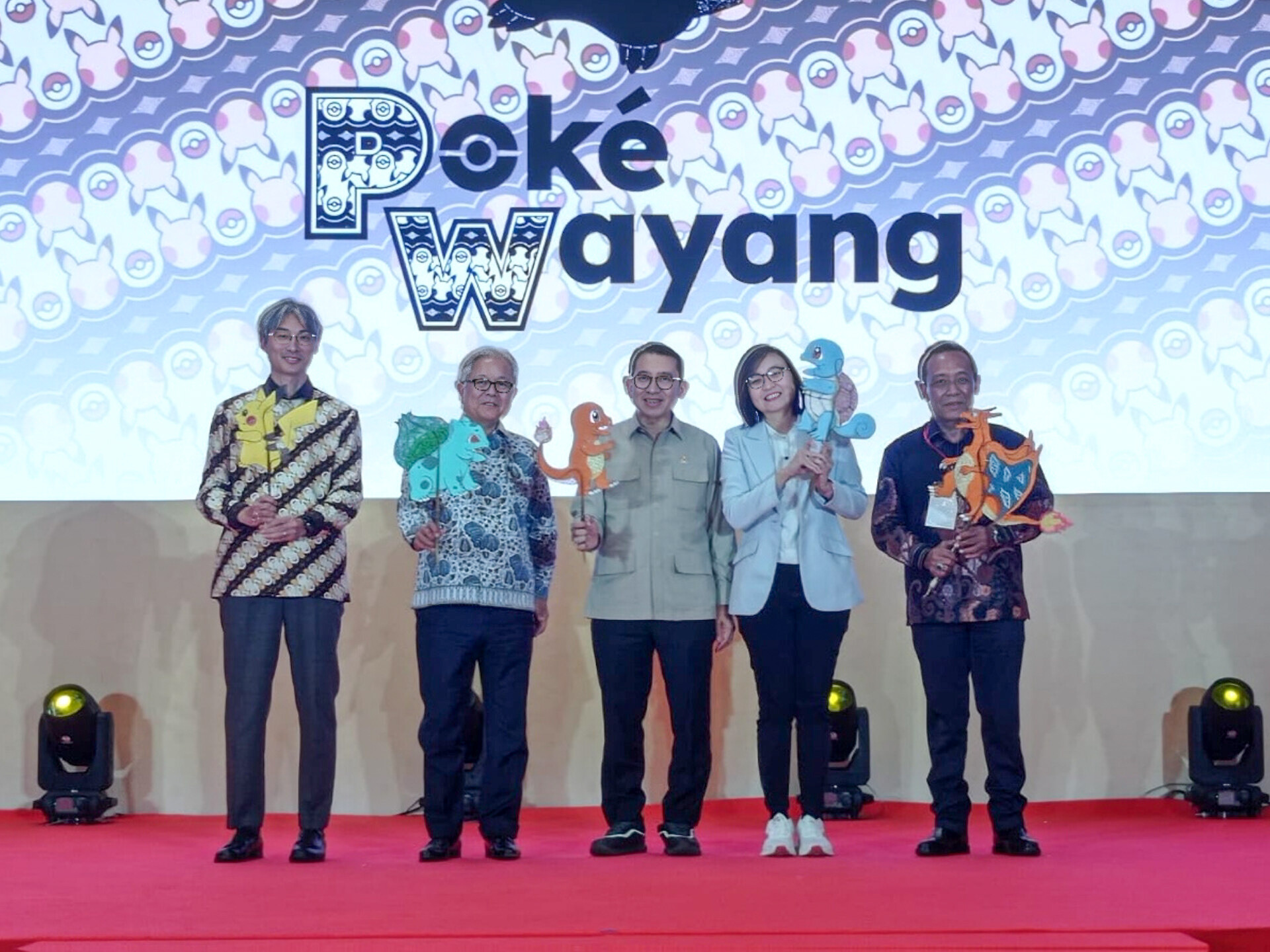 Menteri Kebudayaan Fadli Zon bersama Susumu Fukunaga (The Pokémon Company), Irene Umar (Kemenekraf), dan Marsda TNI (Purn) F.H. Bambang Soelistyo (SENAWANGI) menunjukkan karya kolaborasi “Poké Wayang” saat peluncuran Pokémon Future Plans for Indonesia 2026–2027 di Jakarta, Senin (14/9/2026). (tangselpos.id/lim)